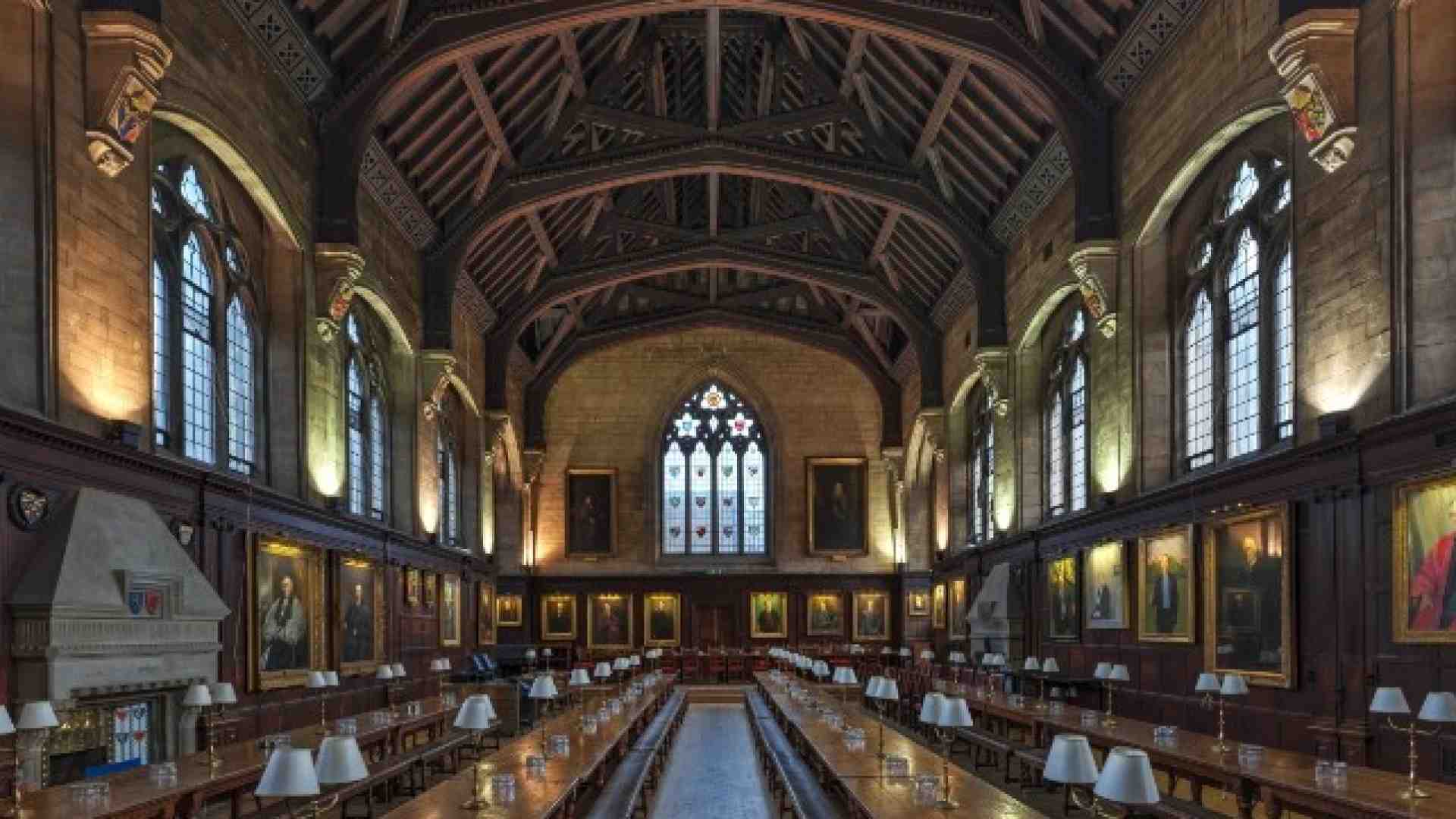 La Balliol College Dining Hall di Oxford, dove sono state lanciate petizioni per cacciare il giurista John Finnis (Foto Wikipedia)