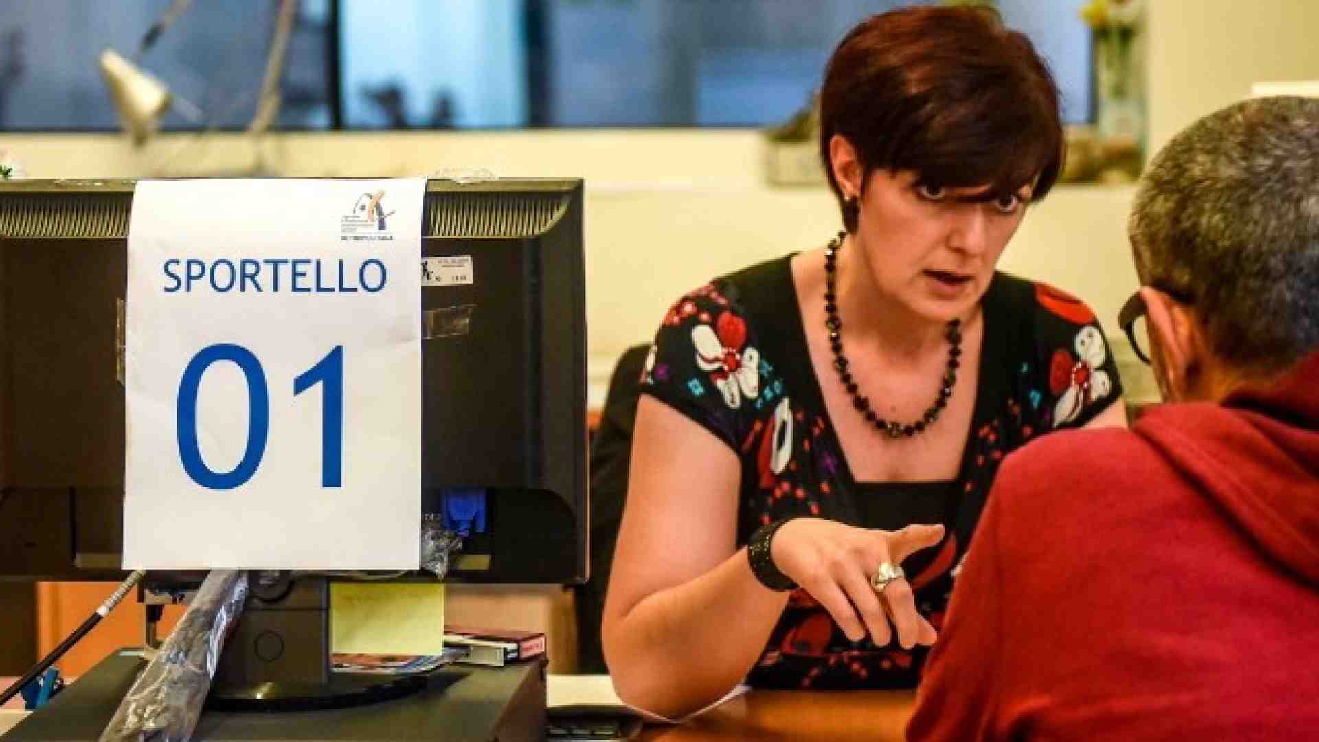 Il centro per l'impiego di via Strozzi a Milano (foto LaPresse)
