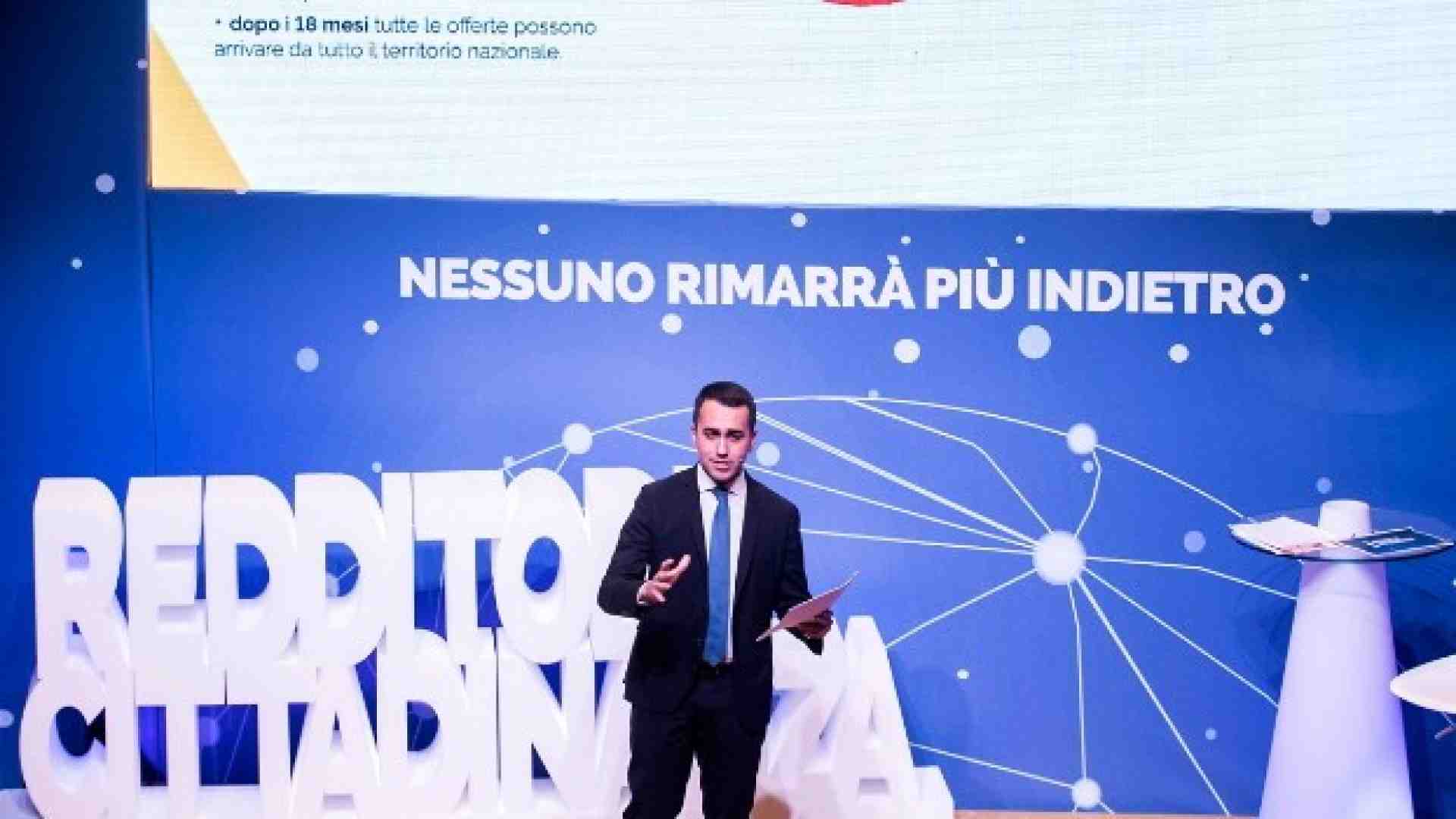 Luigi Di Maio nell'evento di presentazione del reddito di cittadinanza (Foto Imagoeconomica)