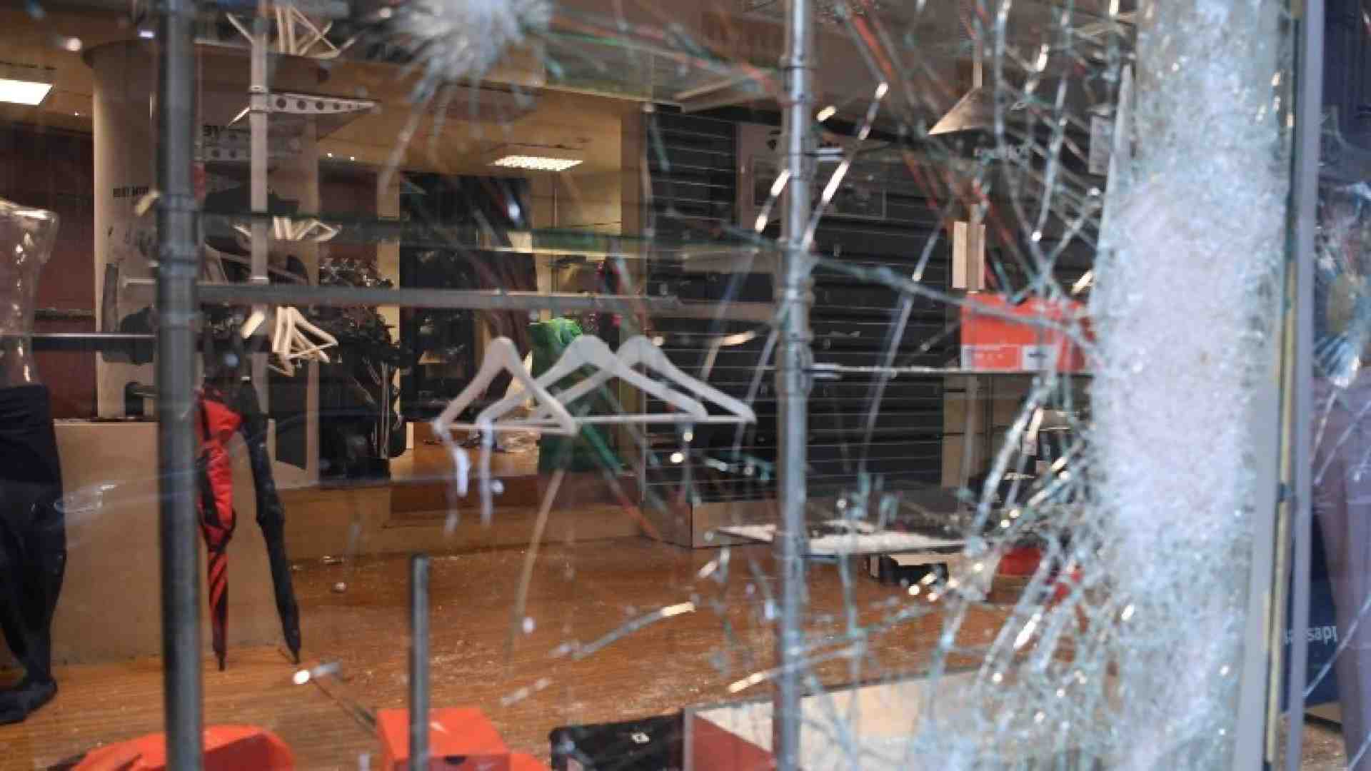 I danni alla vetrina di una boutique di Parigi dopo le manifestazioni dei gilet gialli (foto LaPresse)