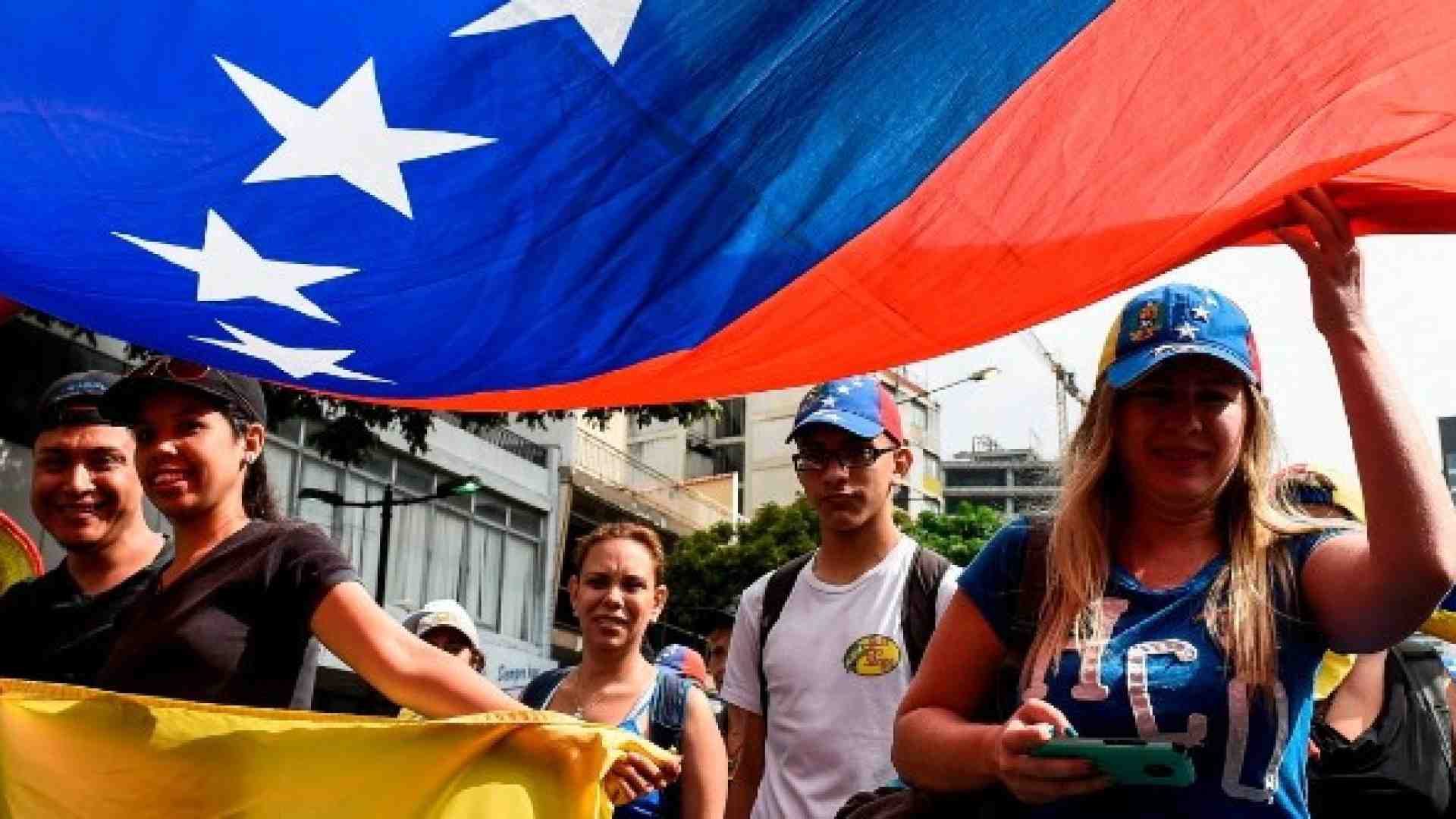 Trump spinge il regime change in Venezuela che i nostri populisti non si spieganoVIDEO: le manifestazioni contro Maduro a Caracas