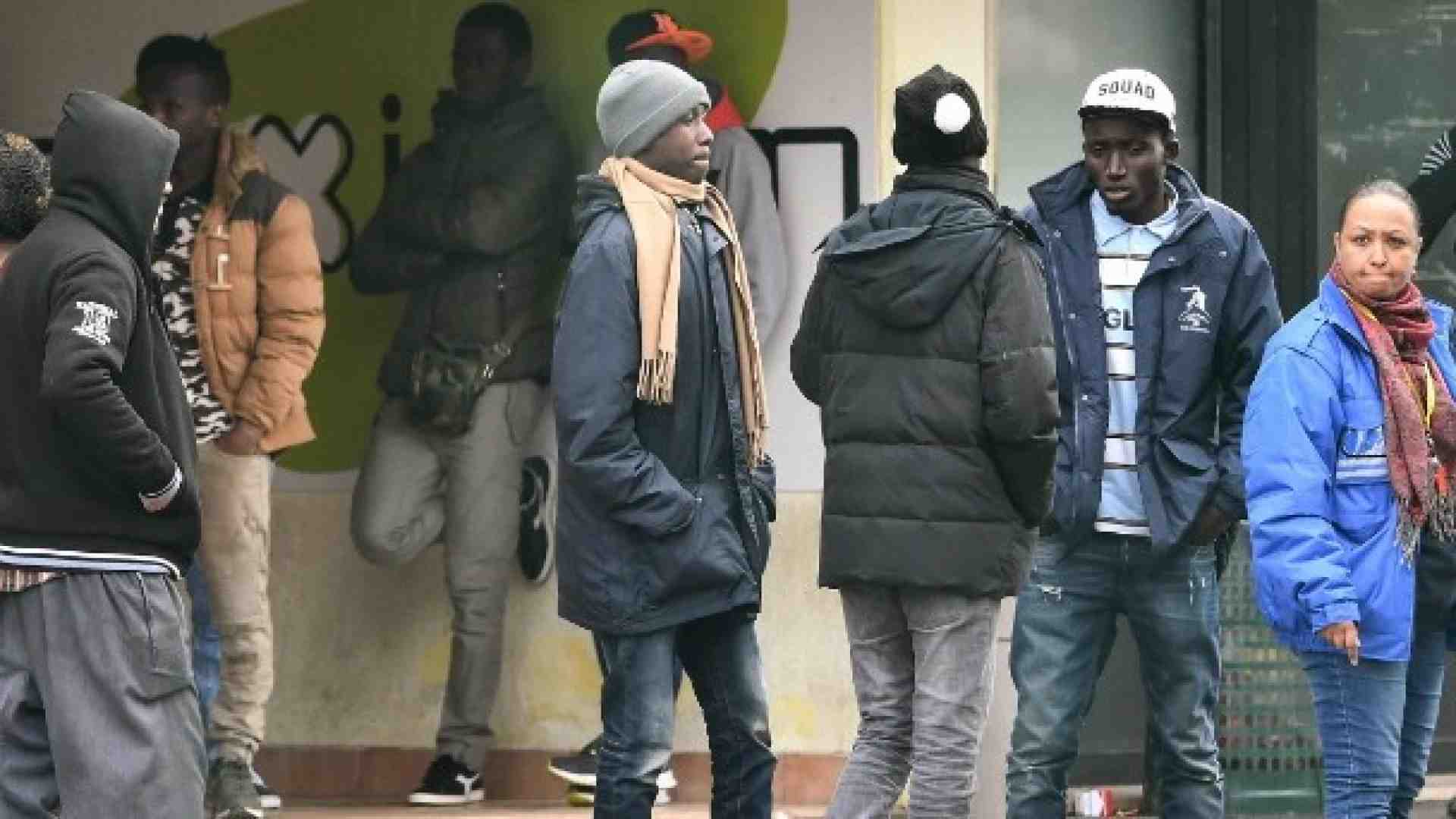 I migranti fuori dal Cara di Castelnuovo di Porto. Foto LaPresse