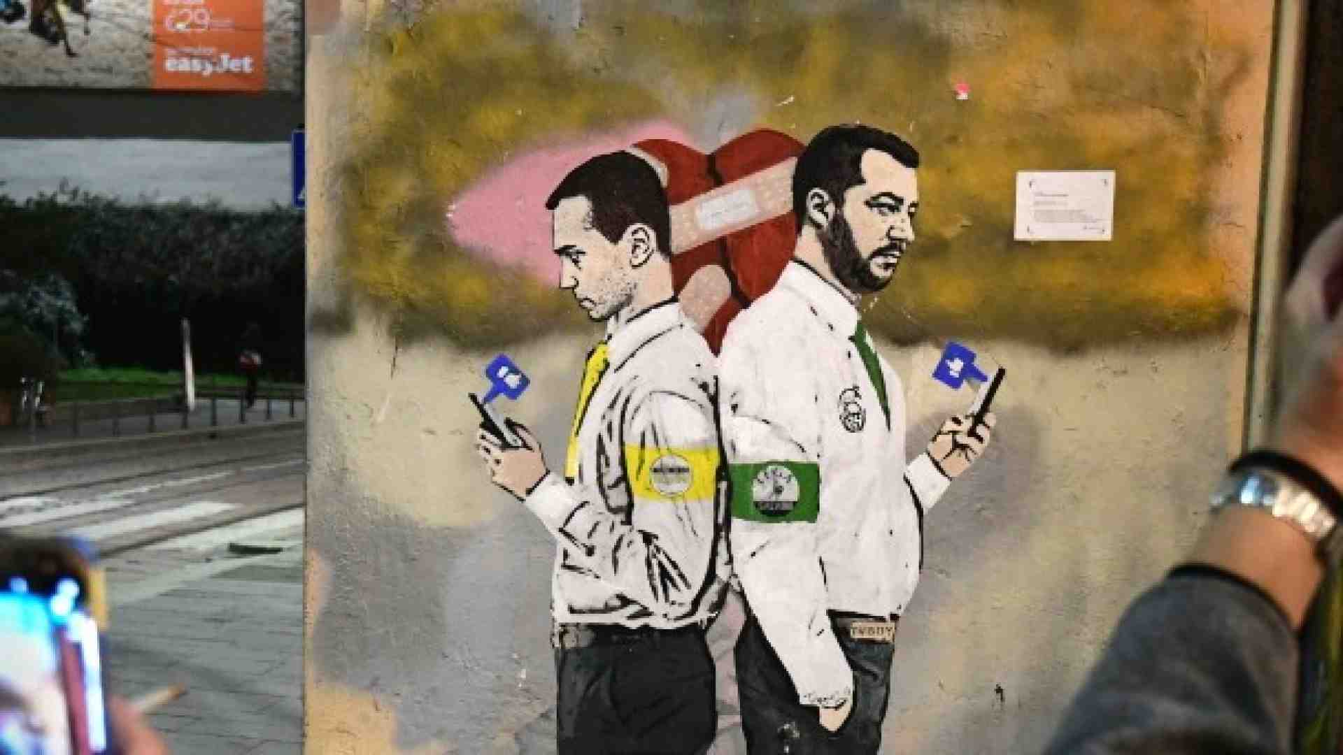 Milano, murale dell'artista TvBoy: "La guerra dei social" con Luigi Di Maio e Matteo Salvini (foto LaPresse)