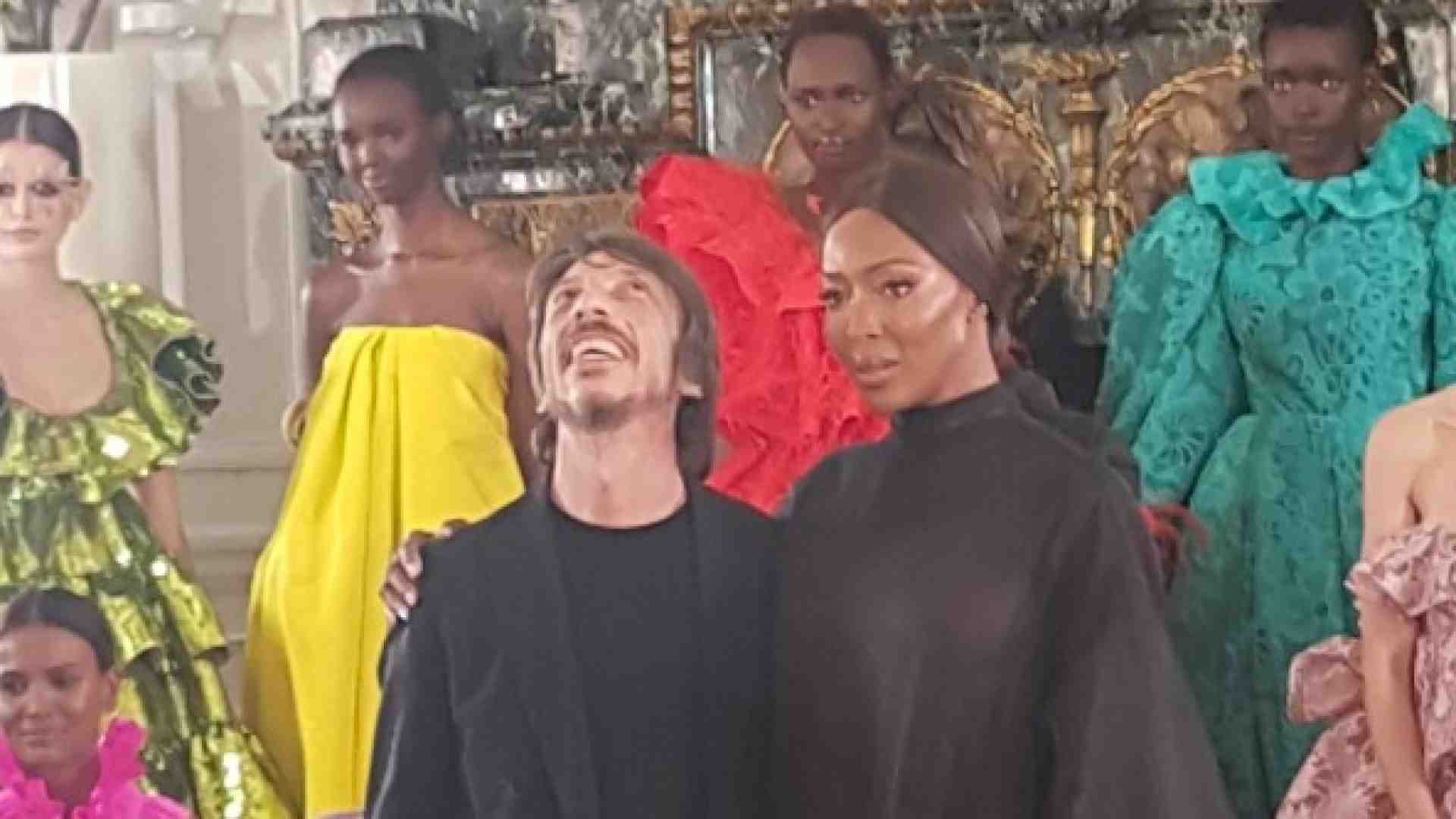 A Parigi sfila la moda "inclusiva" di Valentino - Ecco le immagini
