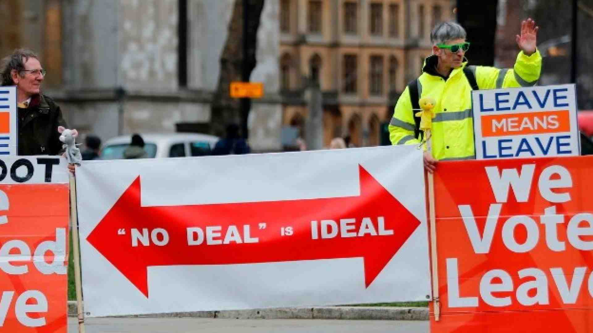 Alcuni sostenitori della Brexit chiedono di lasciare l'Ue senza un accordo (Foto LaPresse)