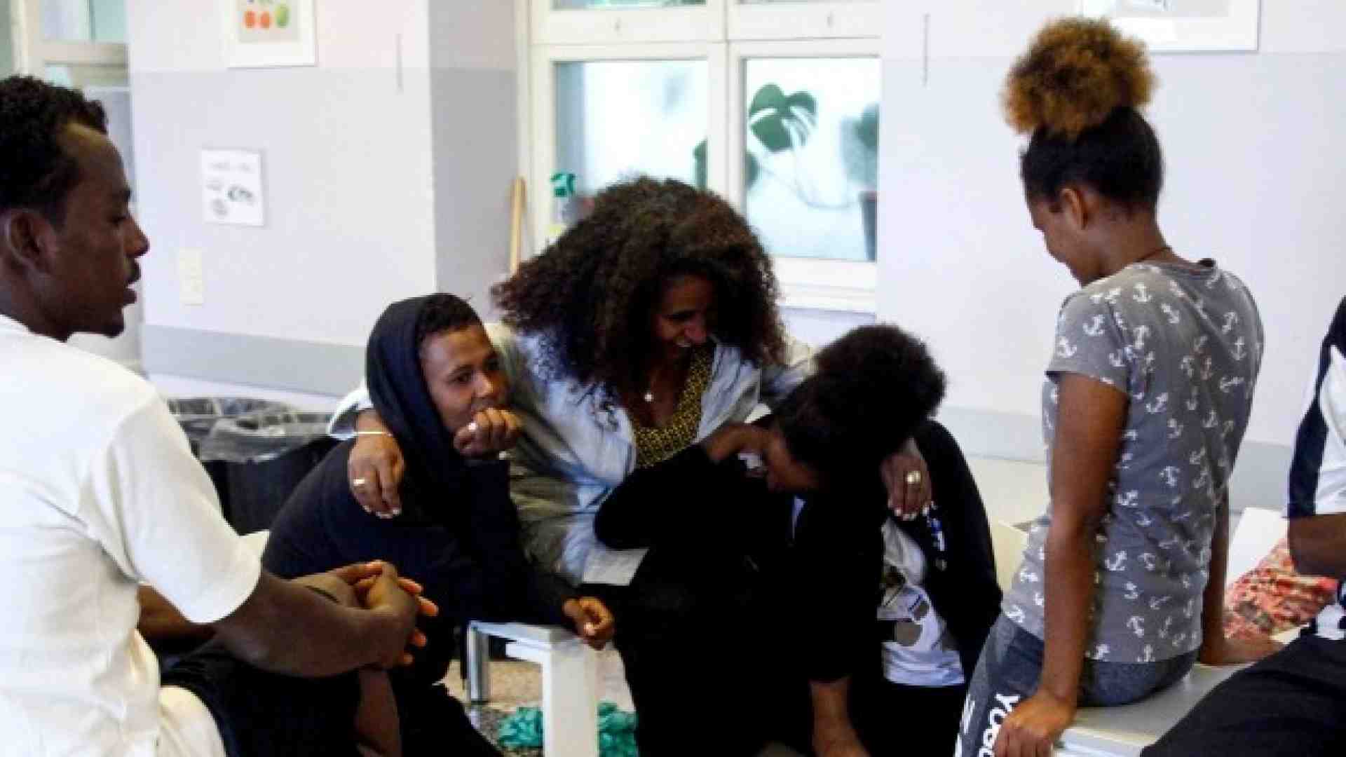 Alcuni migranti della nave Diciotti accolti da casa Suraya di Caritas Ambrosiana a Milano (Foto LaPresse)