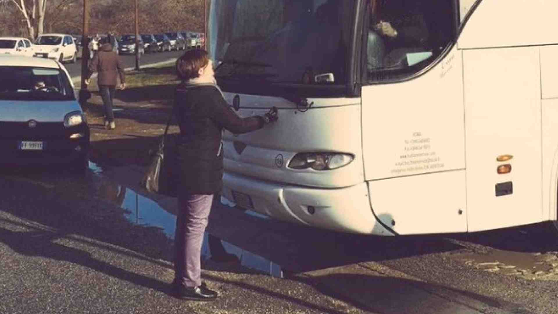 Davanti al pullman che trasferiva i migranti. Parla Rossella Muroni