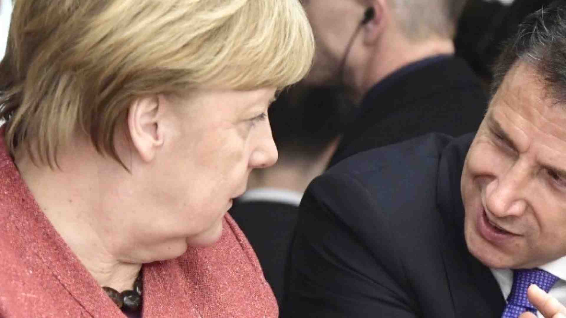 Giuseppe Conte al World Economic Forum 2019 a Davos incontra Angela Merkel (foto LaPresse)