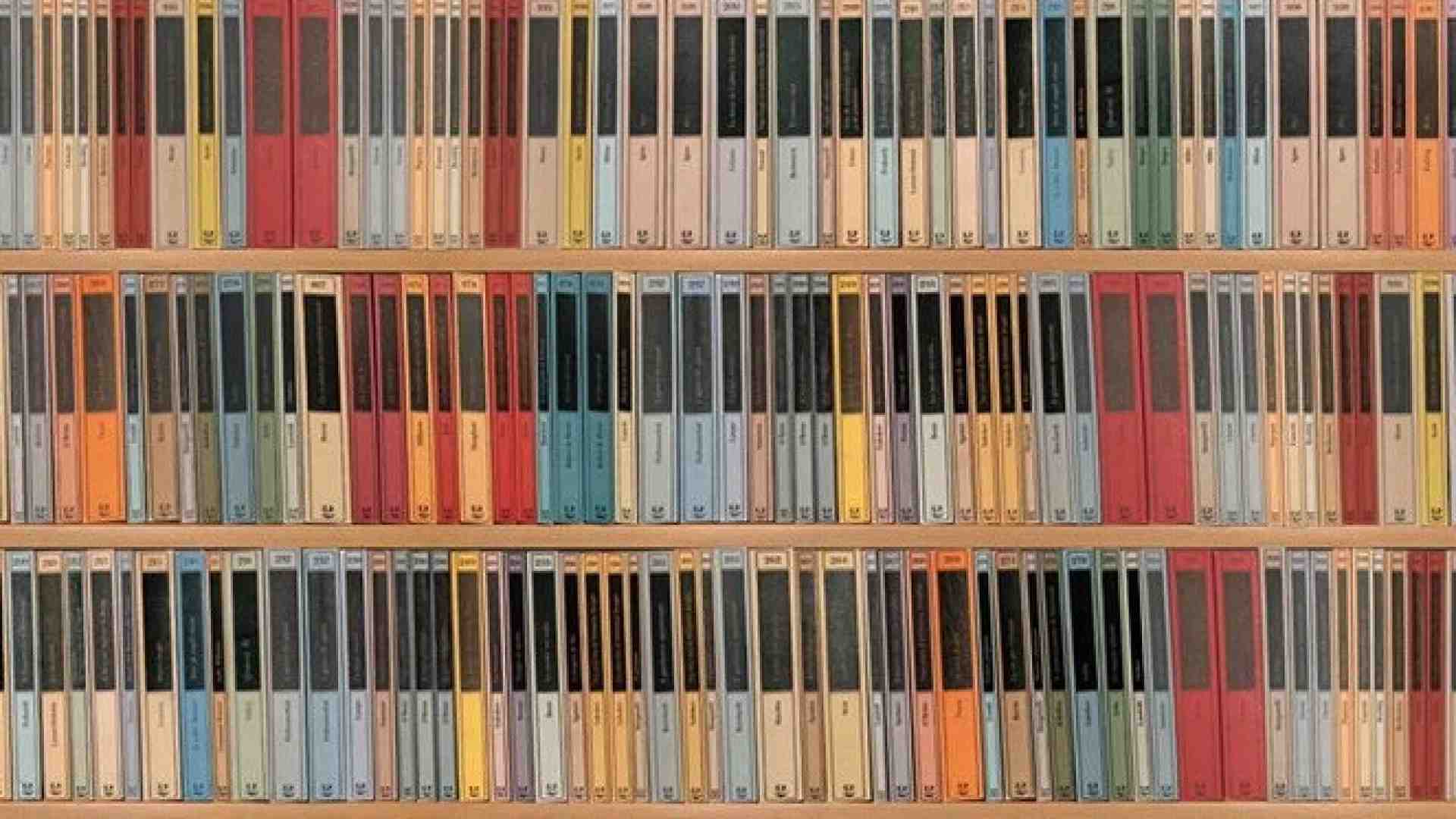 Lasciate perdere Marie Kondo. Per ordinare una libreria serve “mister Adelphi”