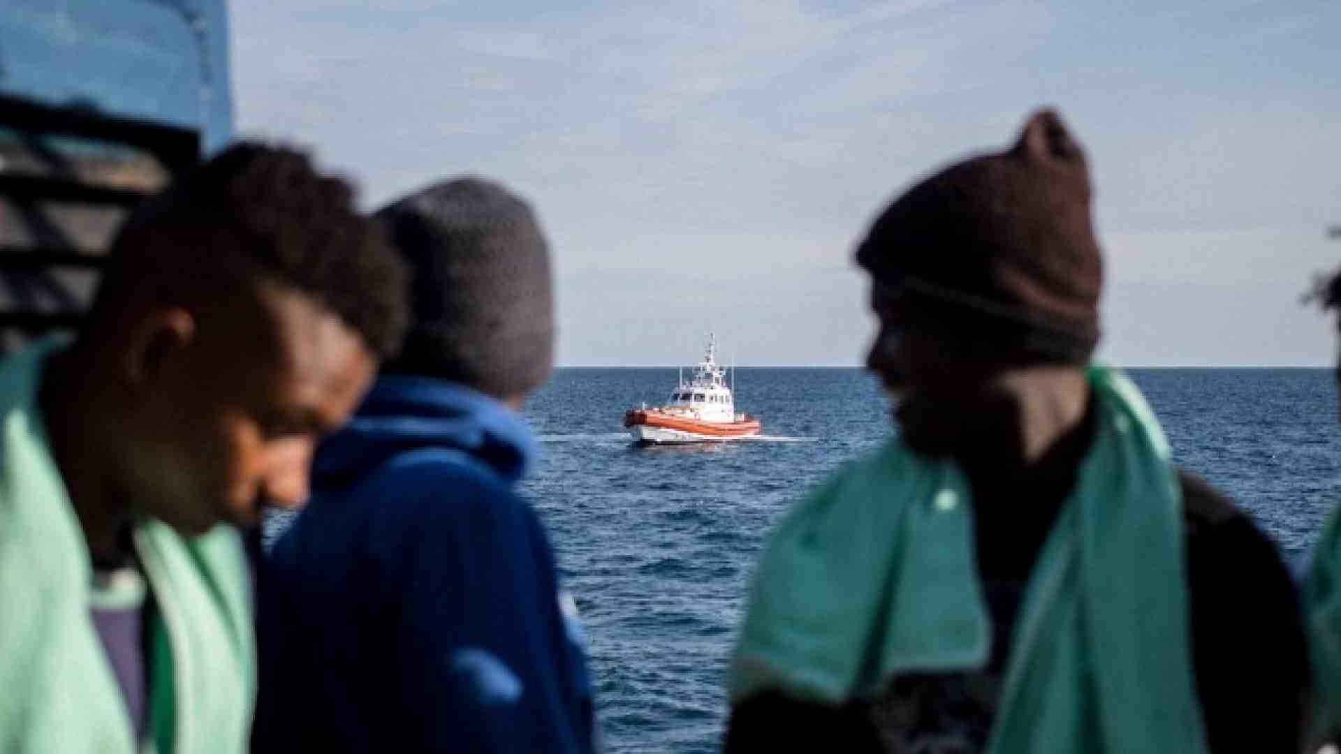 I migranti sulla nave Sea Watch a largo delle coste di Siracusa (foto LaPresse)