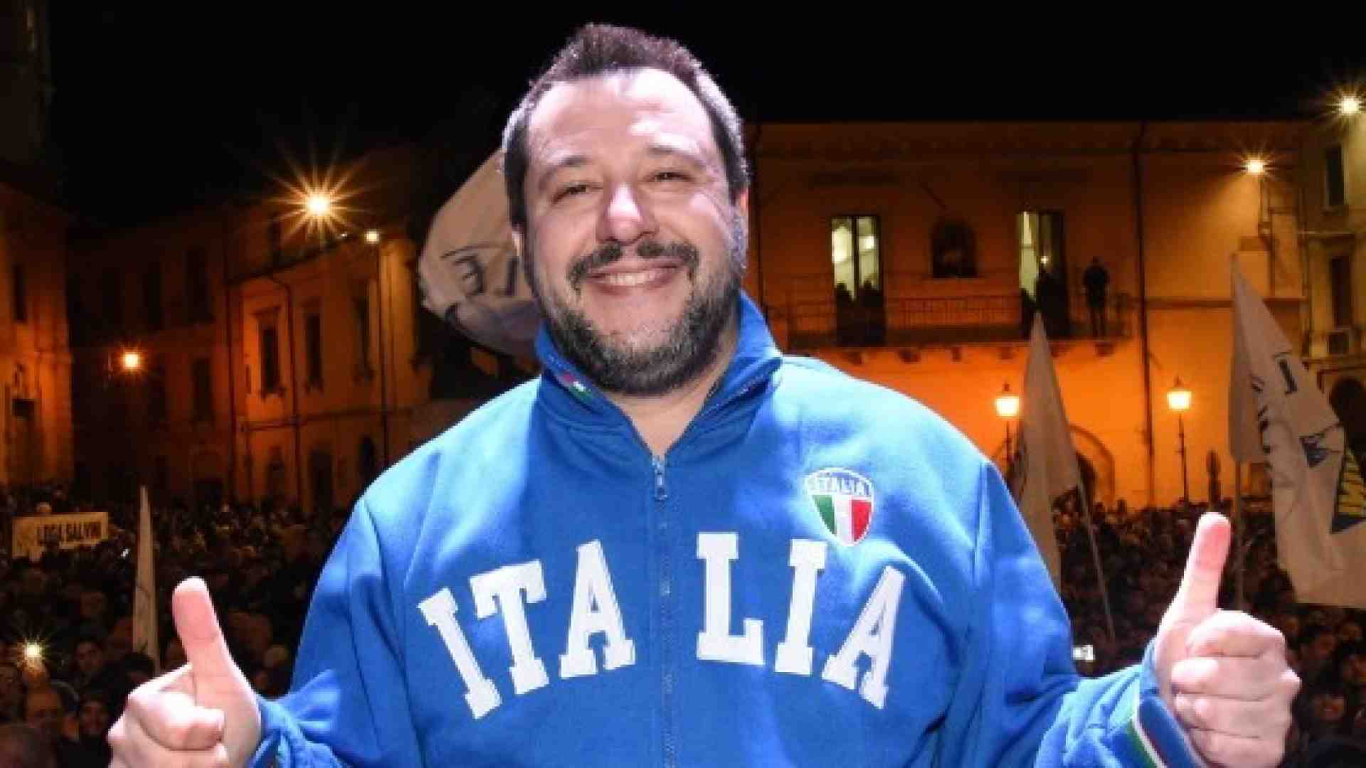 Matteo Salvini sul palco a Sulmona (foto LaPresse)