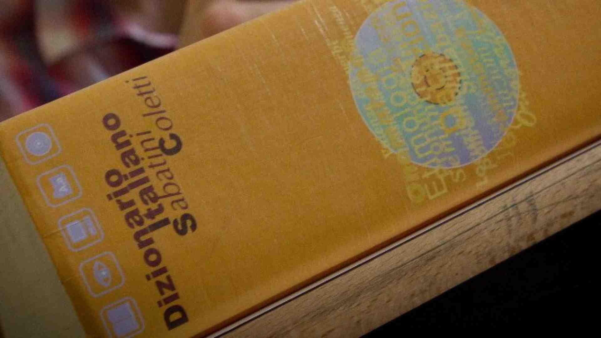 No, il verbo uscire non è transitivo