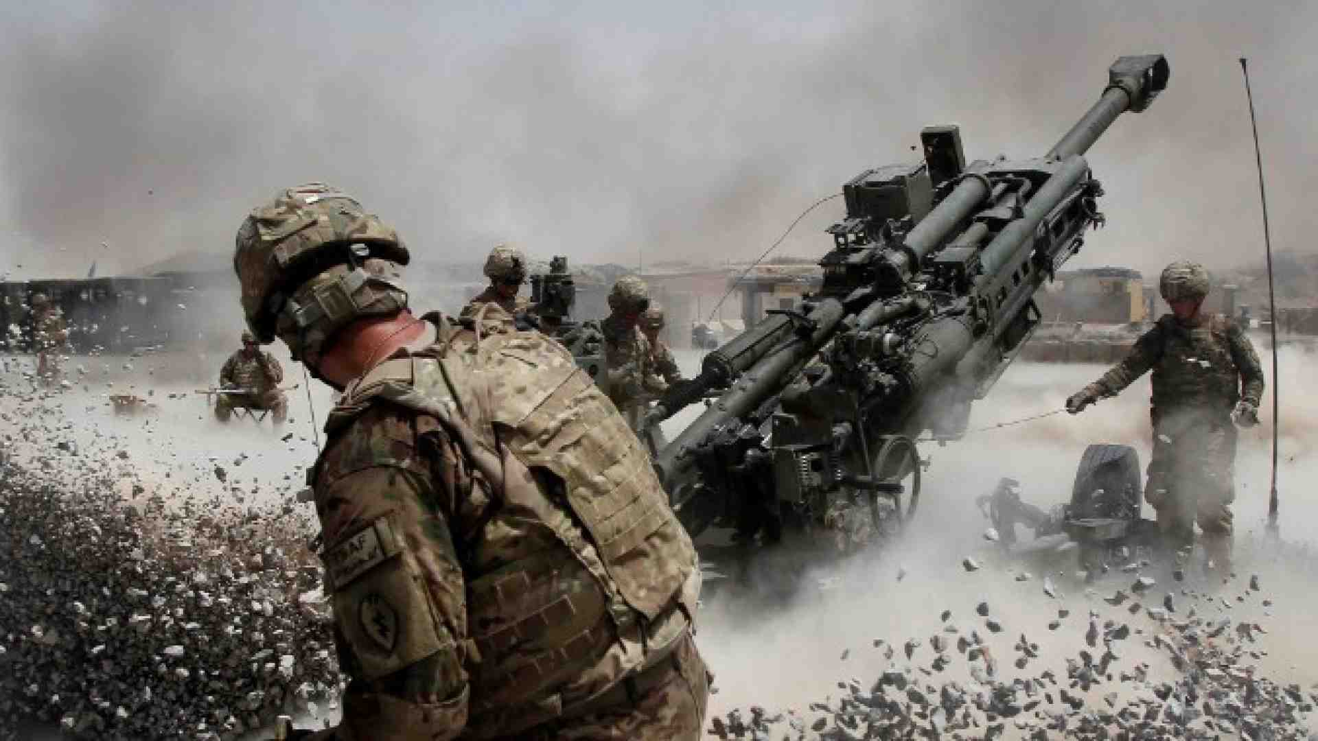 I soldati americani sparano con un cannone nella provincia di Kandahar, in una foto del 2011 (Reuters)
