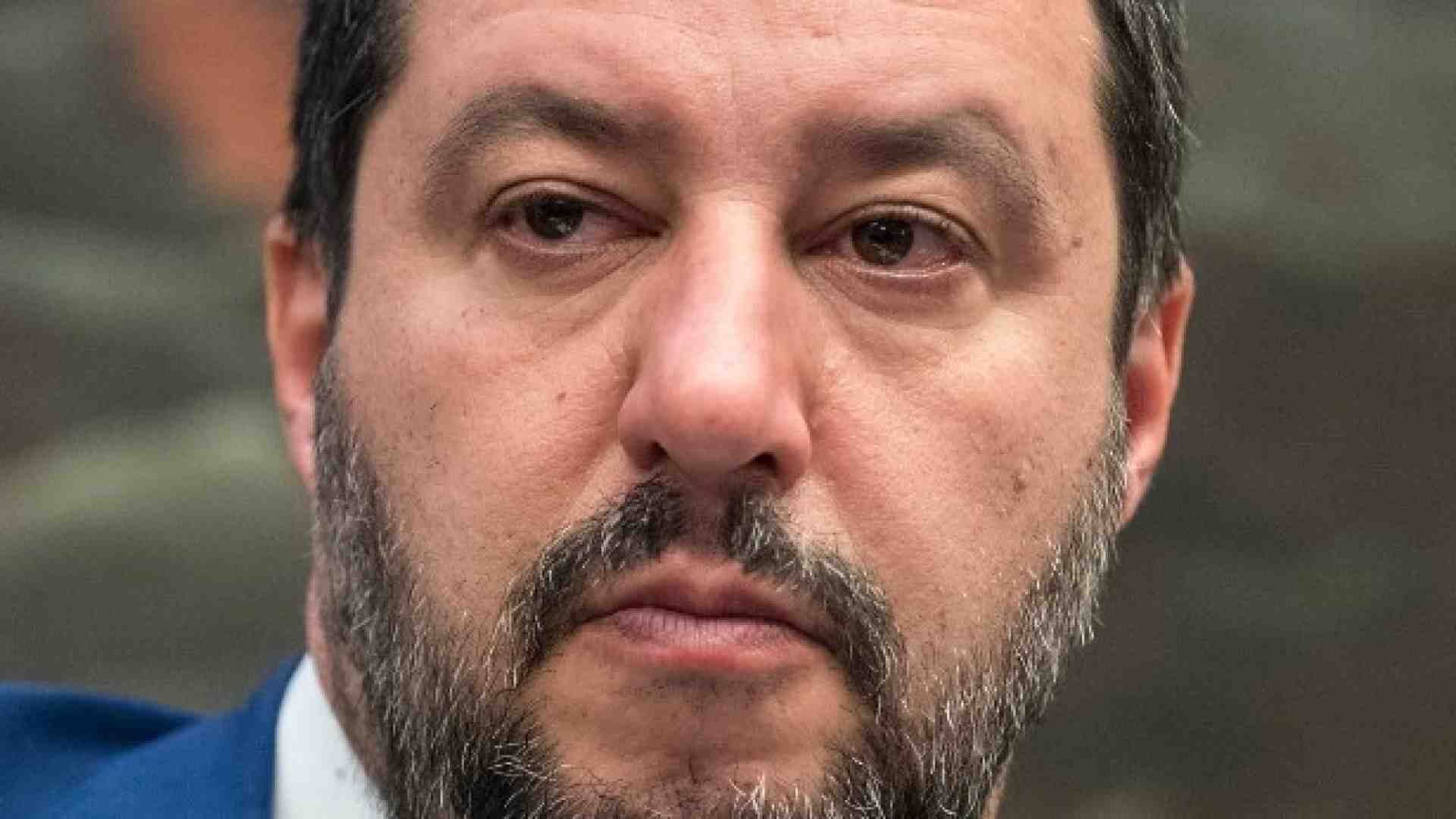Ma che guappo di cartone. Salvini sequestra la legge ma ha fifa a sfidarla