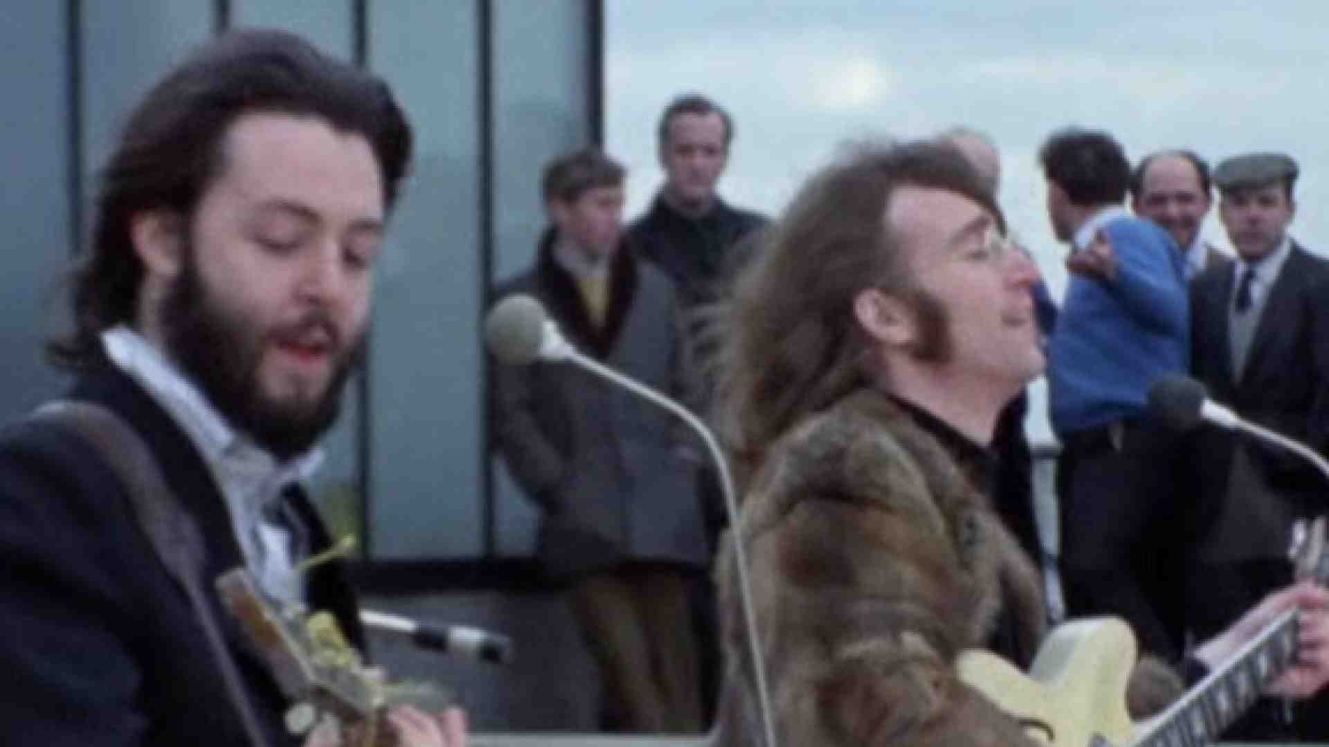 Paul McCartney e John Lennon durante il concerto sul tetto dell'edificio che ospitava gli uffici della Apple Corps