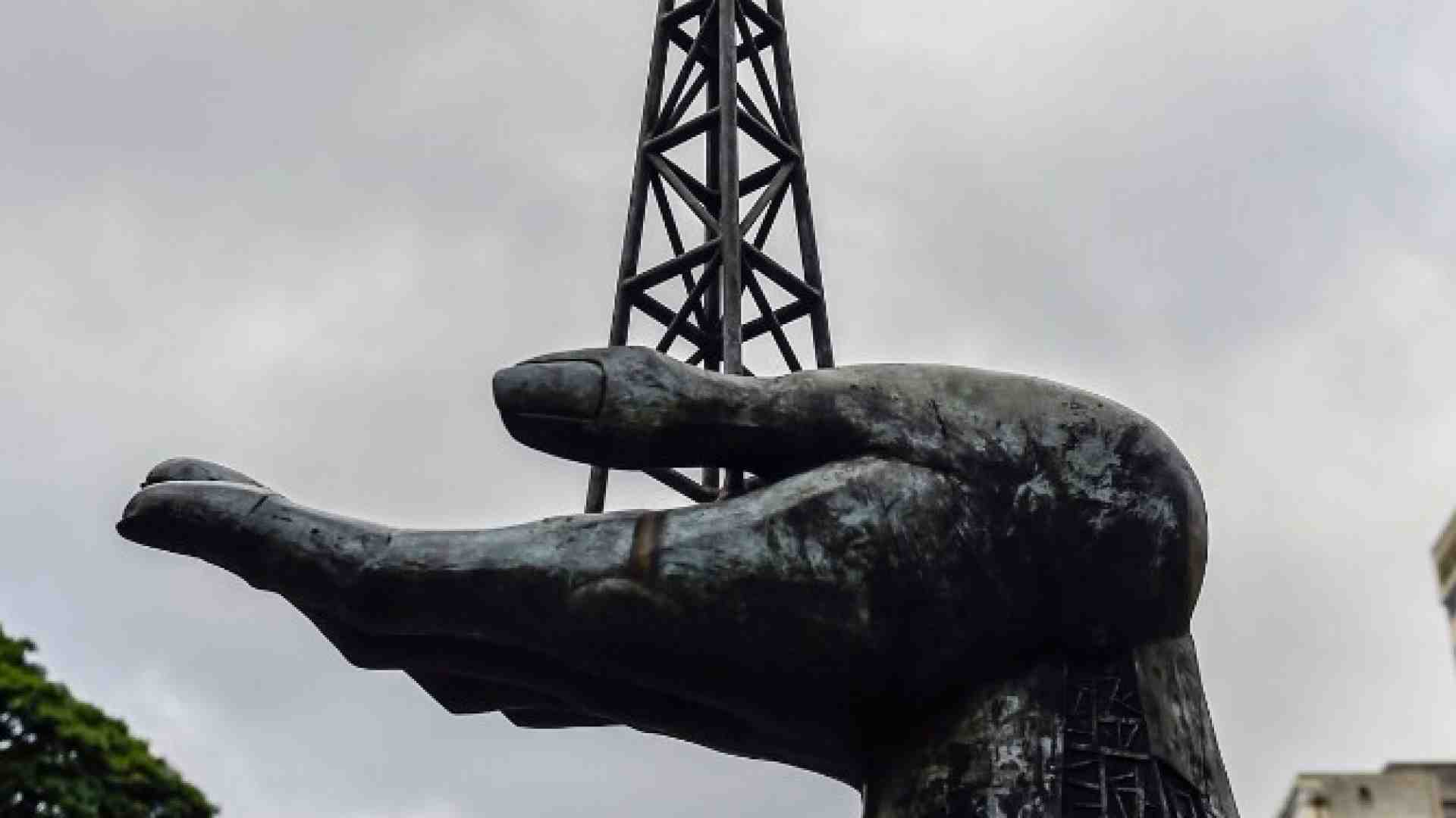 Il monumento in omaggio “alle lotte del popolo venezuelano per la conquista del patrimonio petrolifero”, di fronte al quartier generale della compagnia statale Pdvsa a Caracas (foto LaPresse