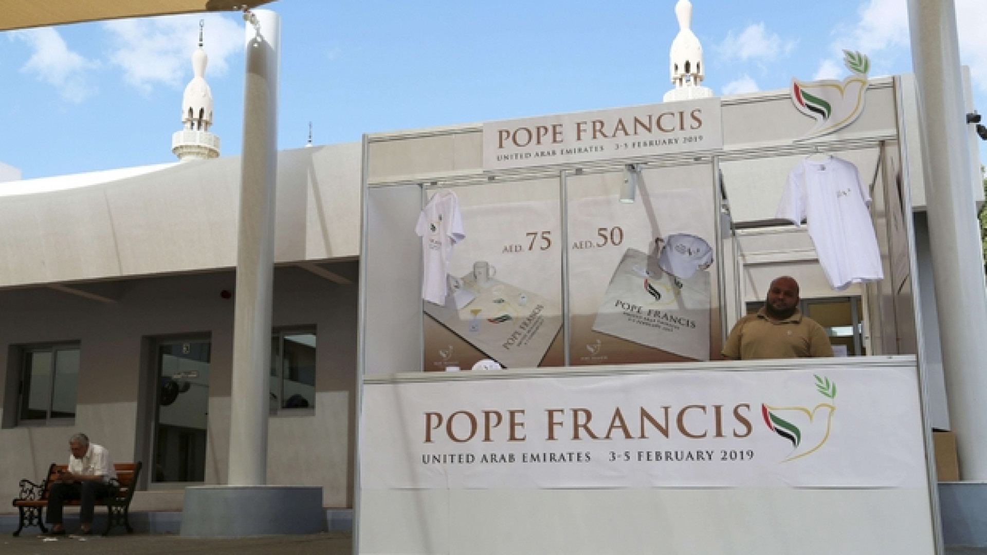 Viaggio negli Emirati Arabi, dove per la prima volta mette piede un Papa