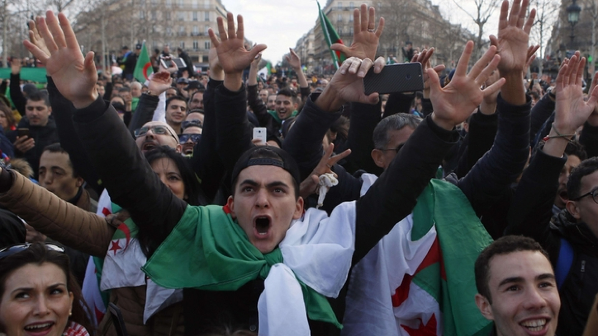 Ha vinto la piazza, Bouteflika si ritira dalla corsa alla (quinta) presidenza