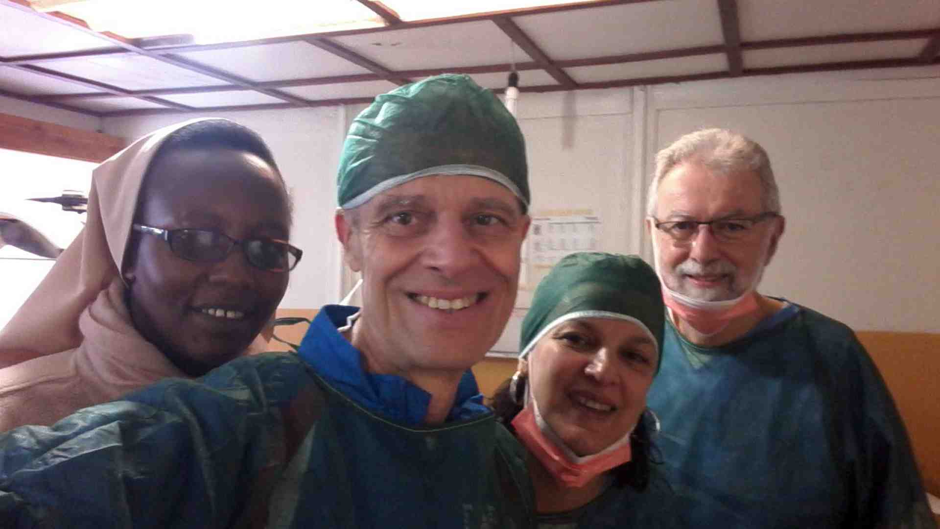 Volano all'equatore per ridare il sorriso ai poveri del Ruanda