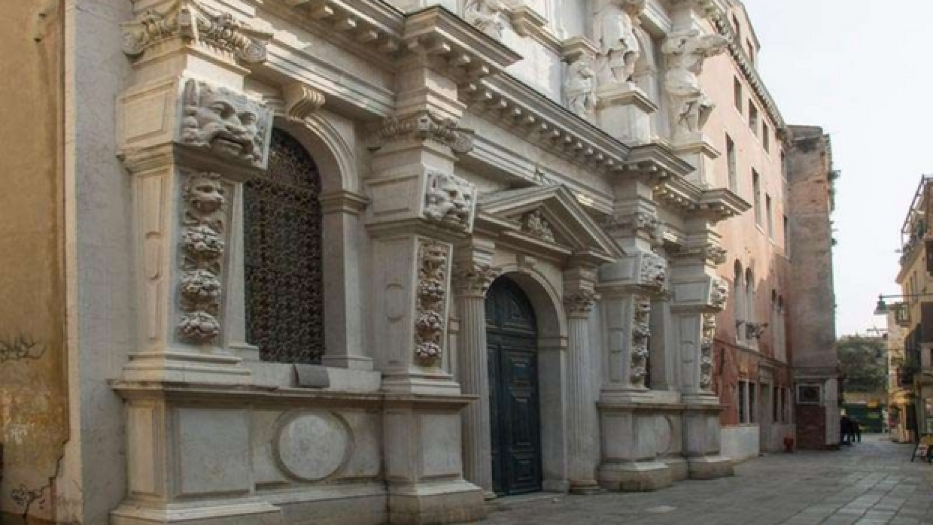 Finti sposi nella chiesa consacrata. Il Patriarcato: «Profanazione»