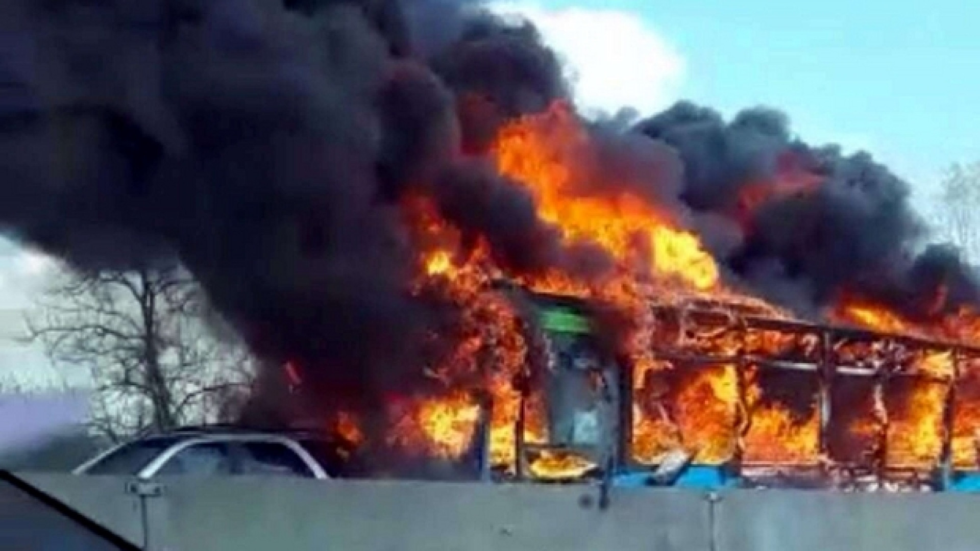 Autista dà fuoco al bus degli studenti: «Gesto premeditato»