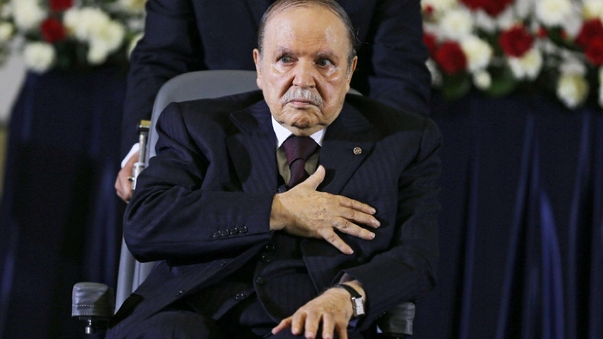 Algeria, Bouteflika cede alle proteste (e ai militari) e si dimette