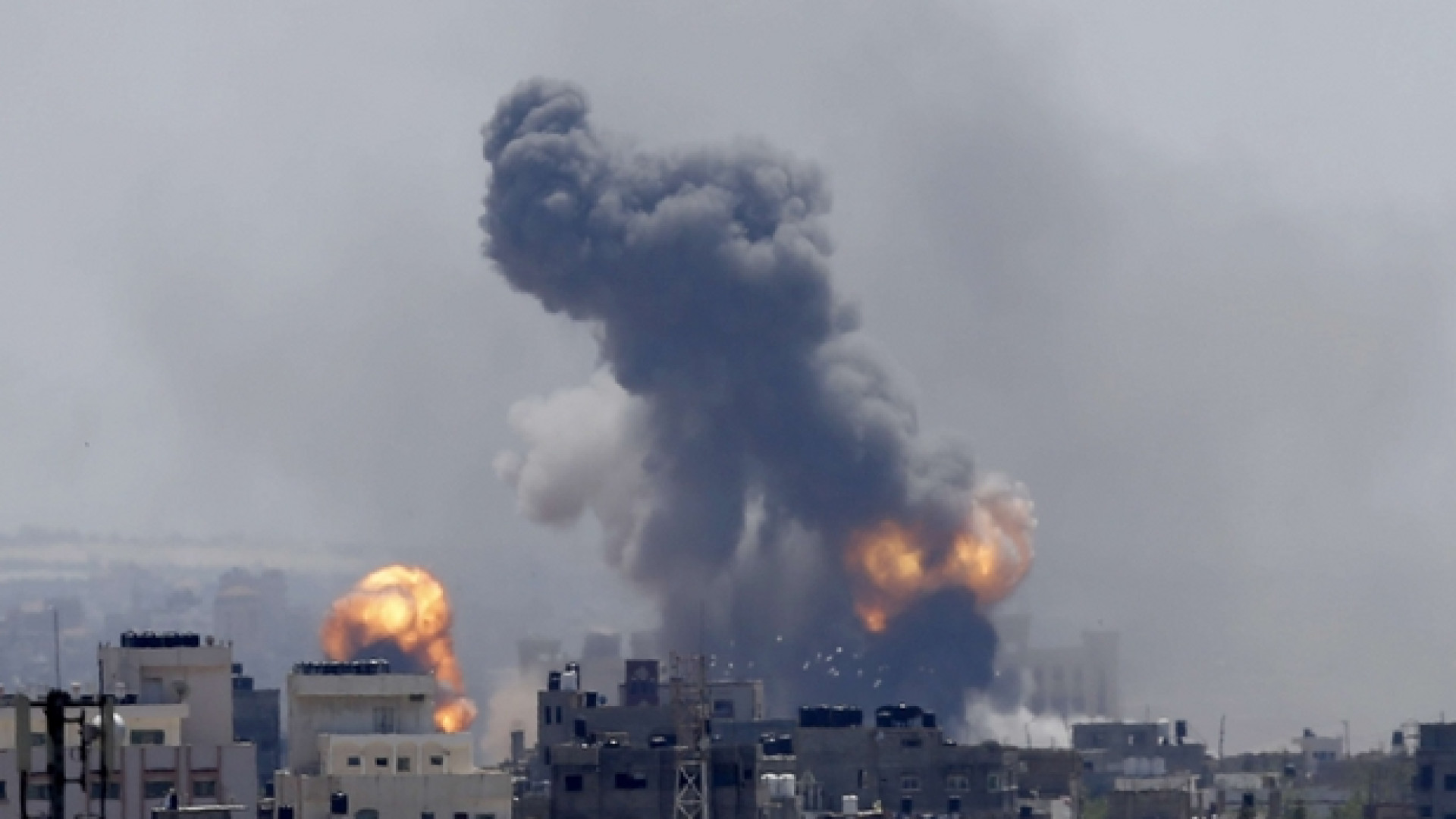 Centinaia di razzi sparati da Gaza, Israele risponde con i raid aerei