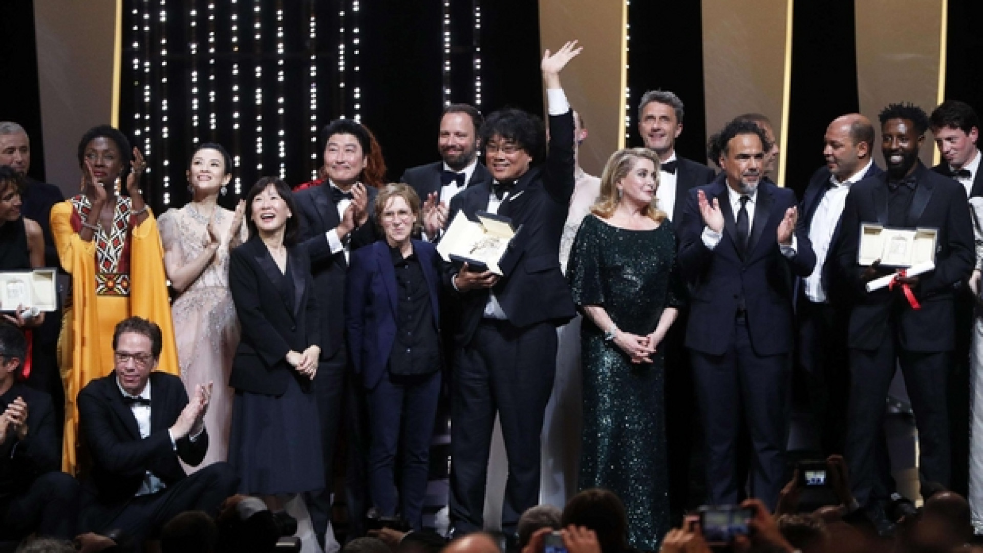 Cannes, la Palma d'oro al coreano "Parasite". Banderas miglior attore