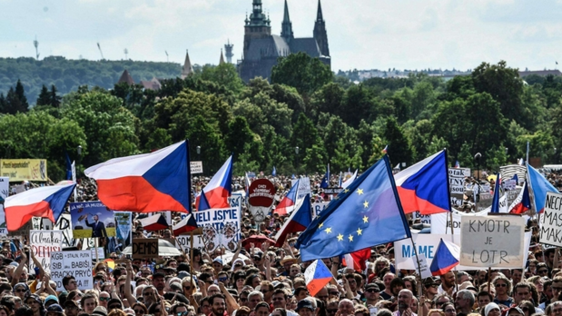 Praga, le proteste in piazza contro il premier Andrej Babis
