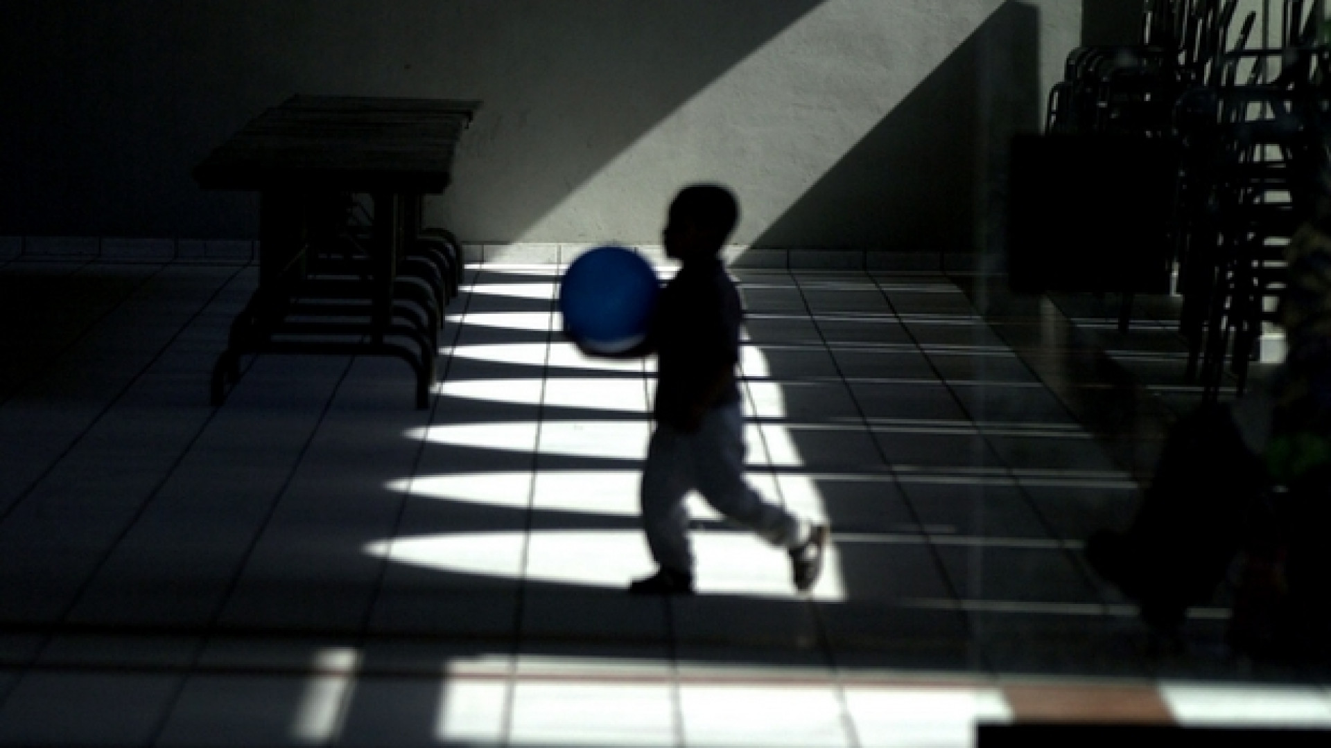 «I miei bimbi strappati di notte: ecco la mia verità sugli abusi»