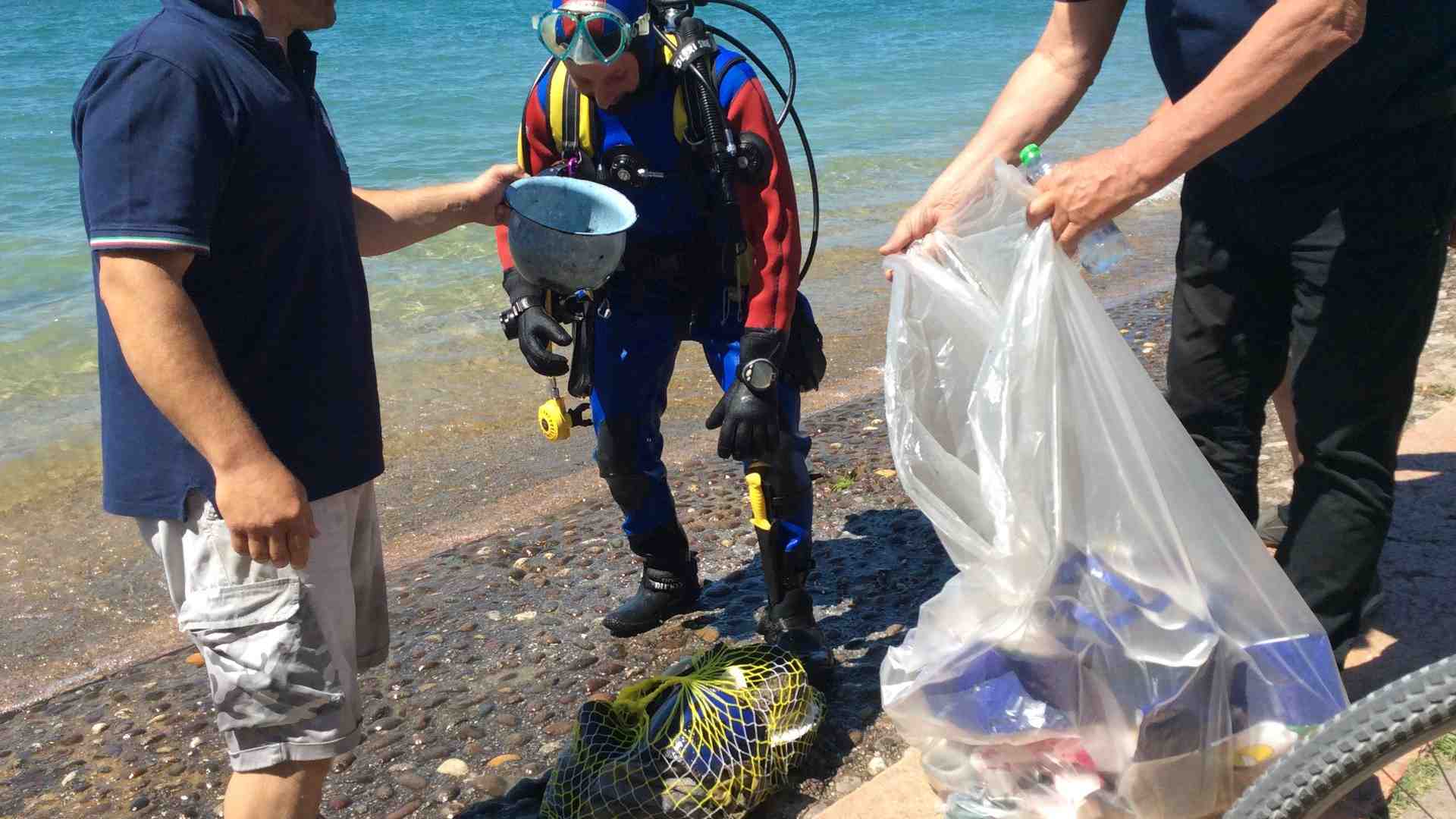 Gli spazzini del lago a caccia di rifiuti