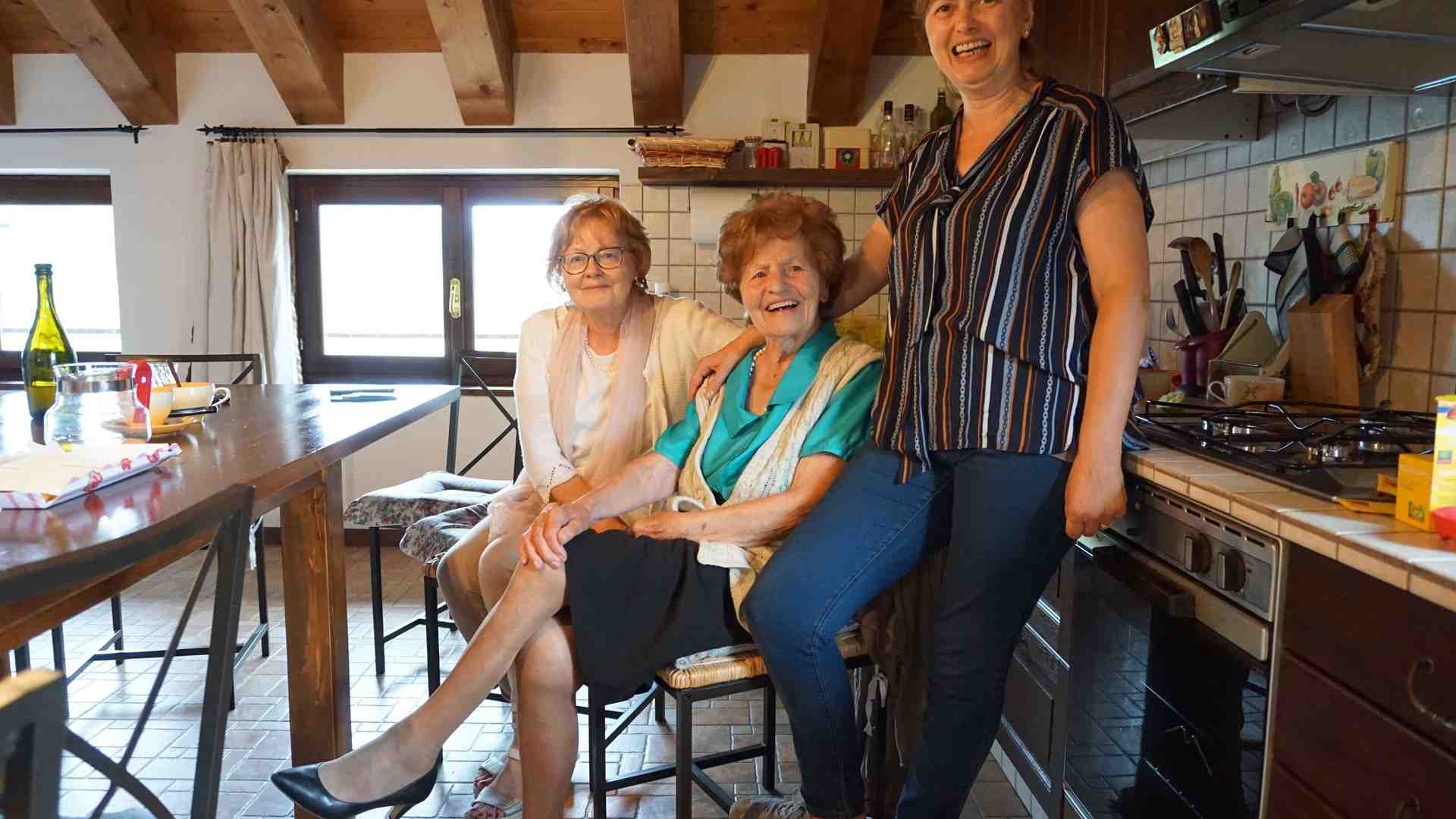 Vespa e tacchi alti per Itala, la postina dei monti