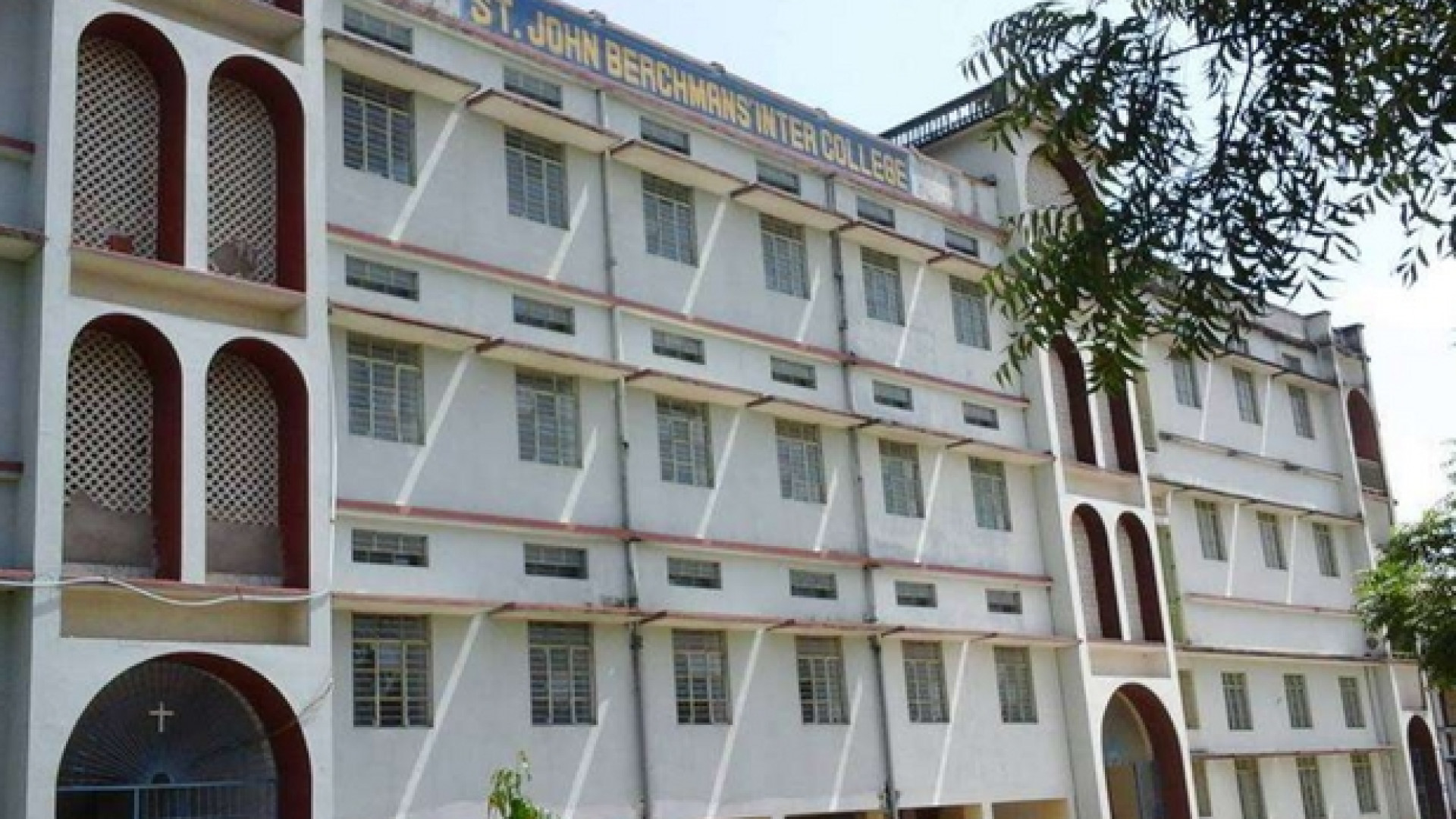 India, aiutano aborigeni. Devastata scuola dei gesuiti