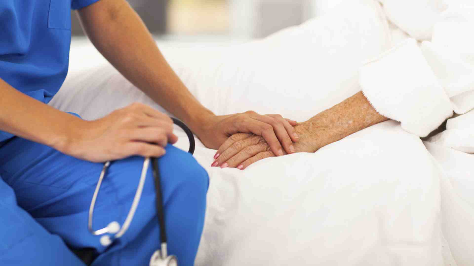 Cercansi operatori socio-sanitari: l’allarme delle case di riposo