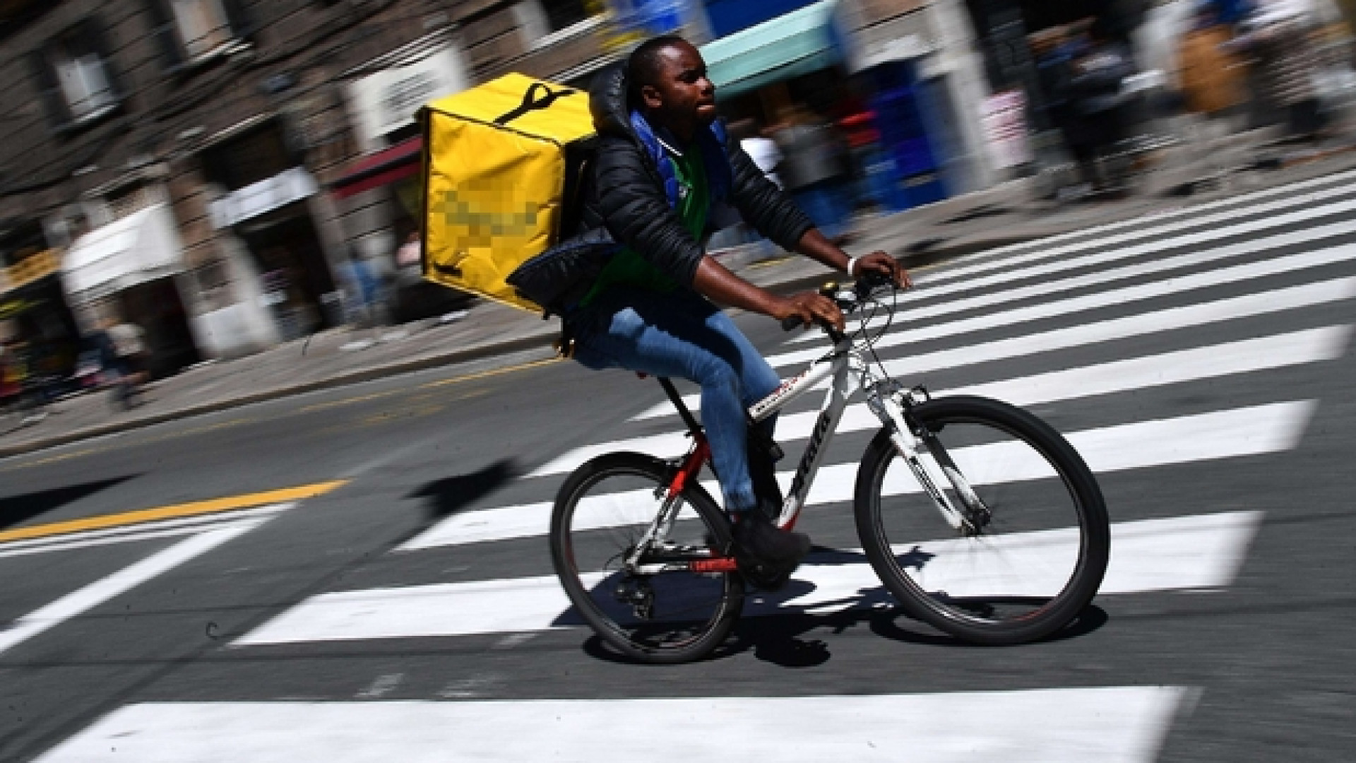 Quei 50mila fattorini del cibo che rischiano la vita su due ruote
