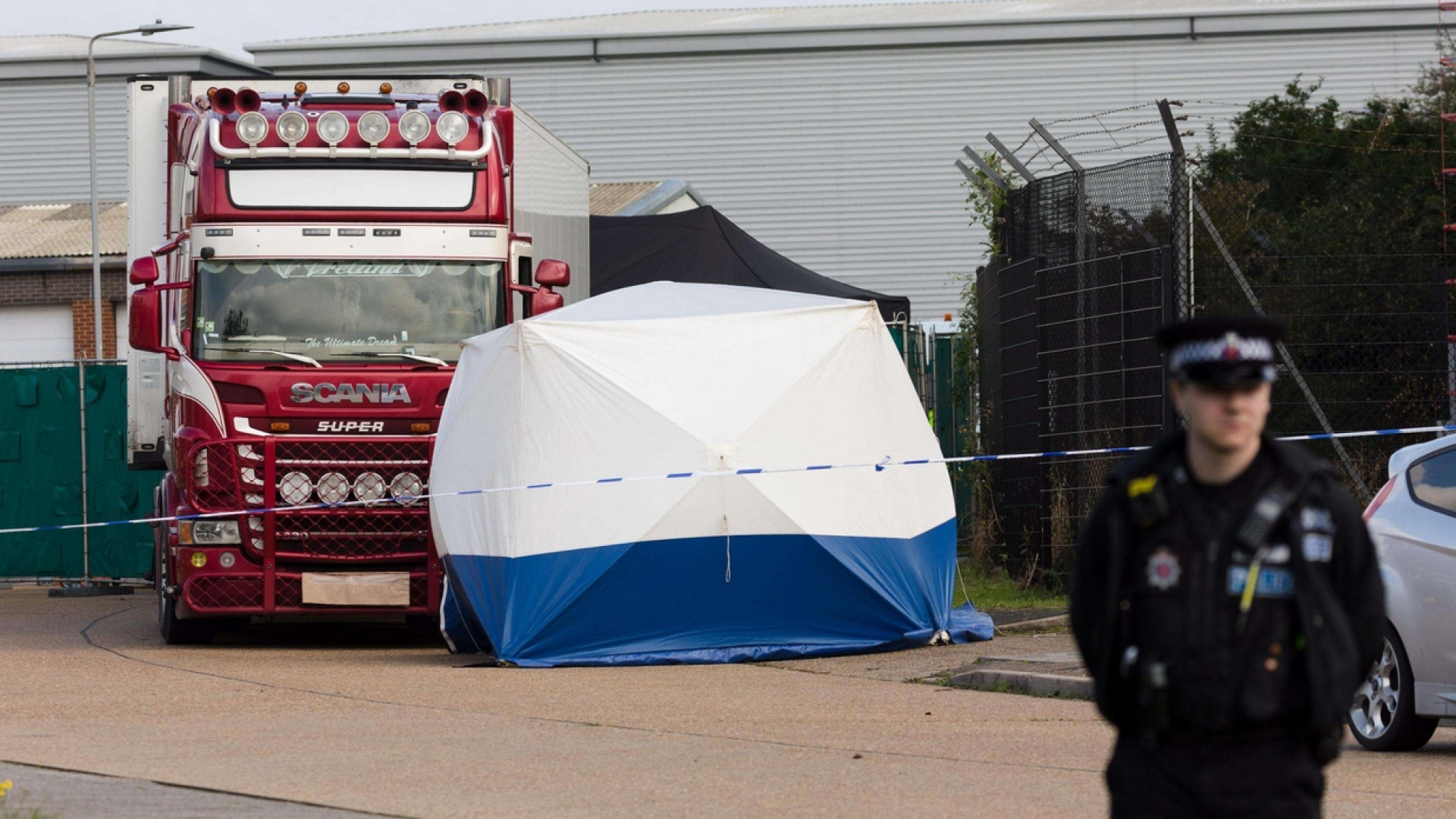 Choc a Londra, trovati 39 cadaveri di migranti in un container