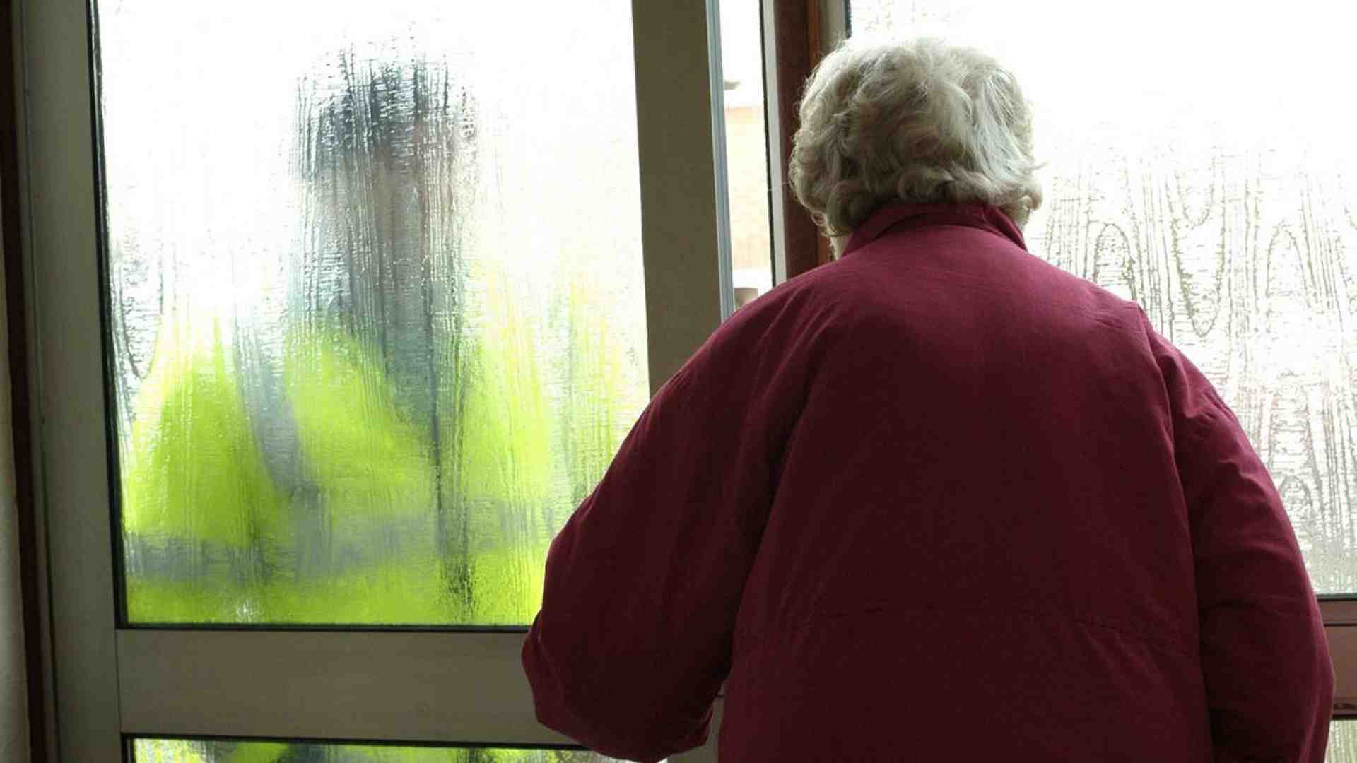 Anziani e paure: bussare alle porte non funziona più