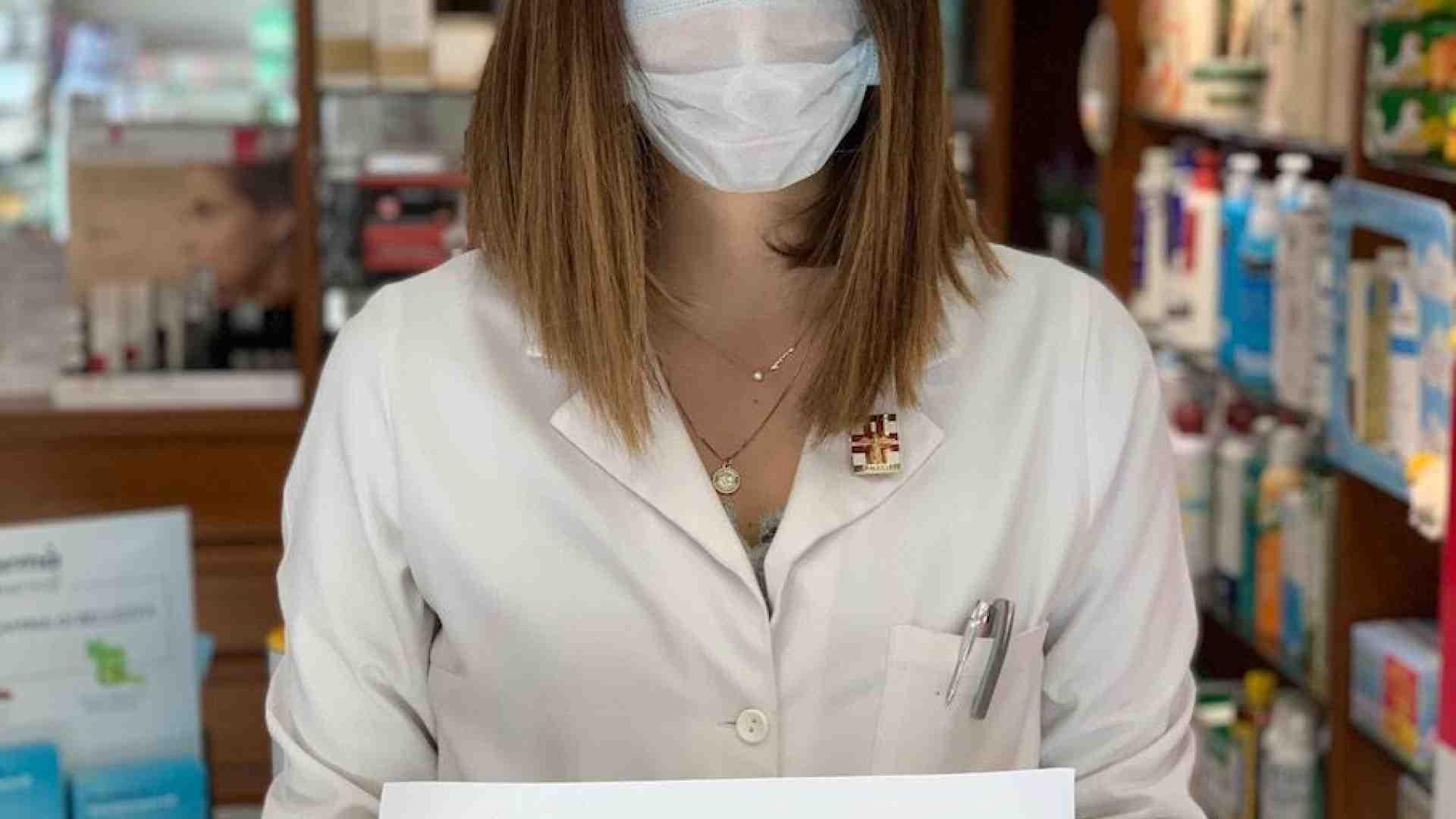 Loro in farmacia (per forza), noi a casa (per dovere)