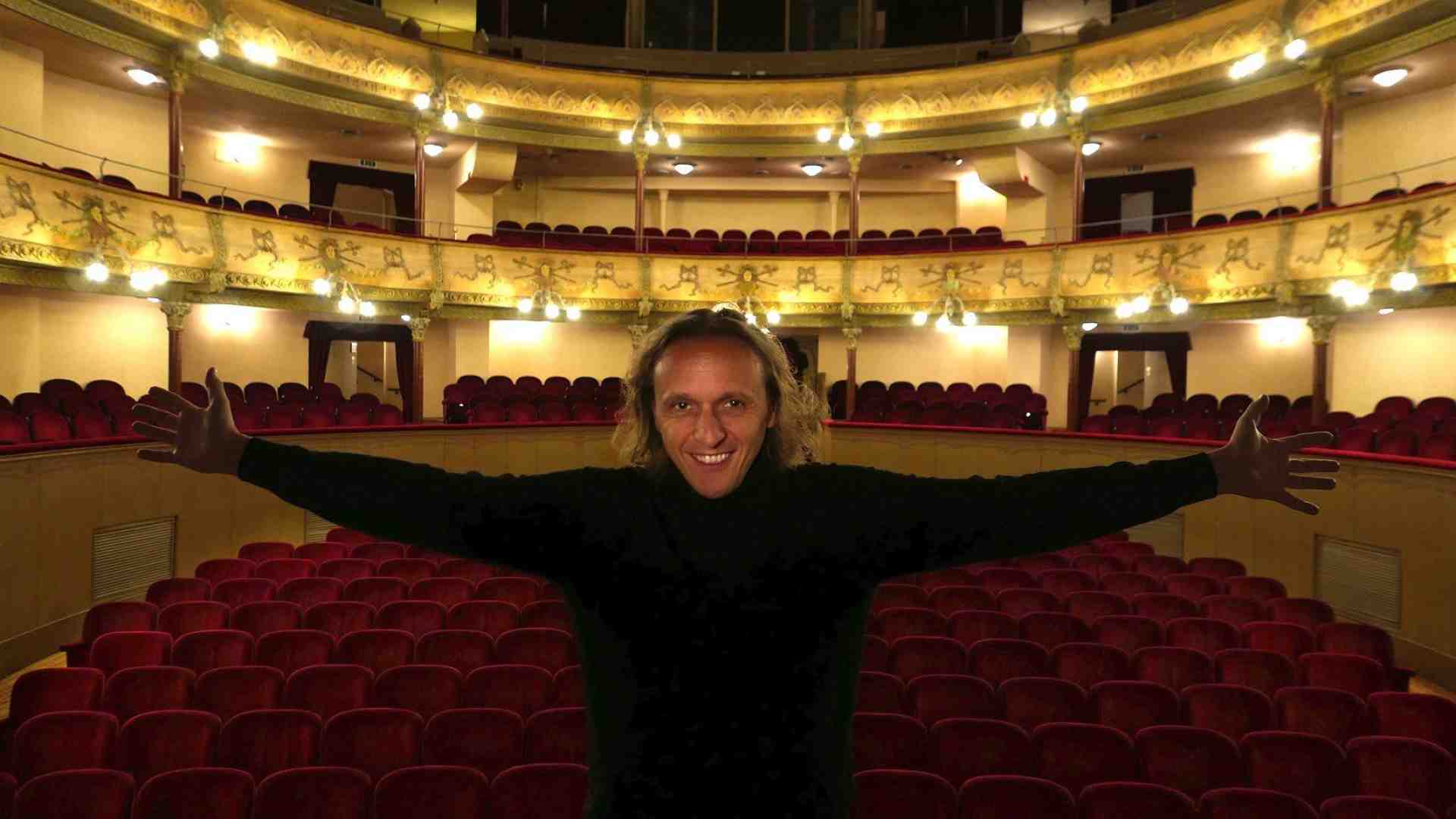 Alle sette a teatro, ma restando a casa