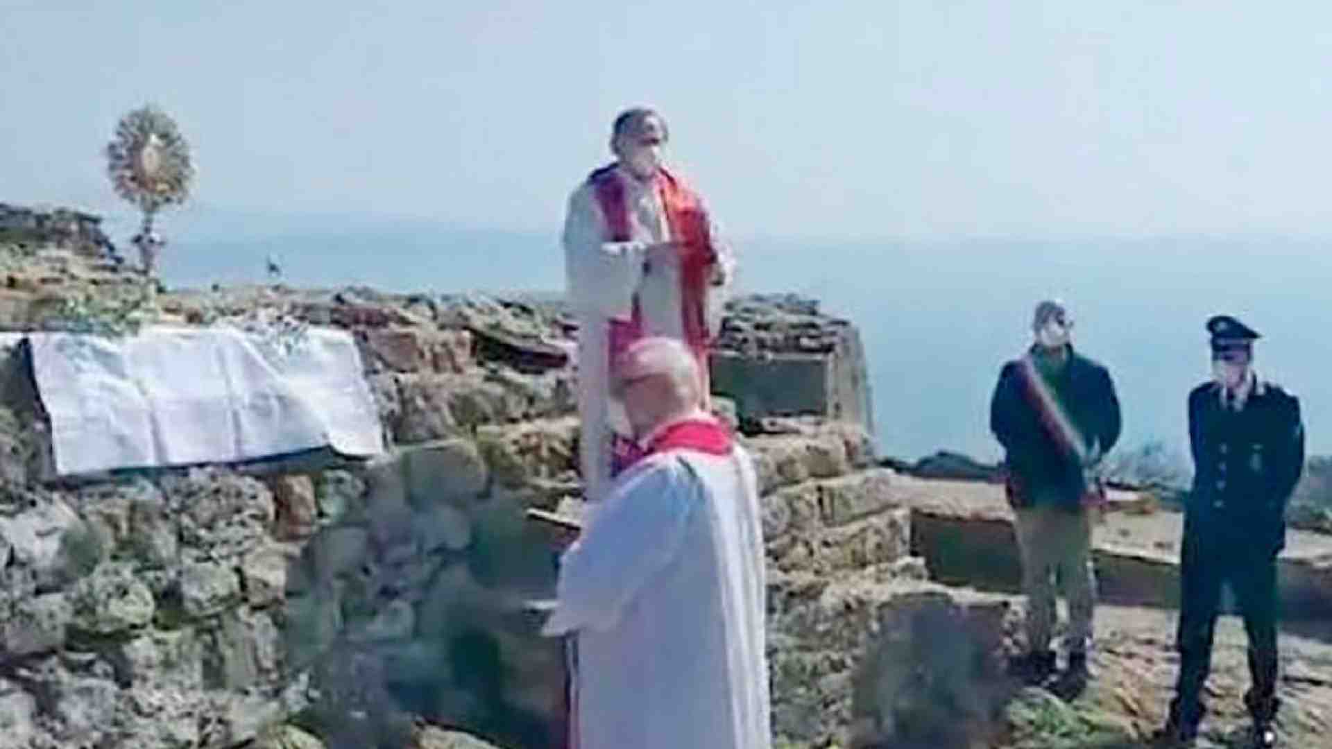 Manerba del Garda. Dalla Rocca la benedizione degli ulivi e della comunità valtenesina