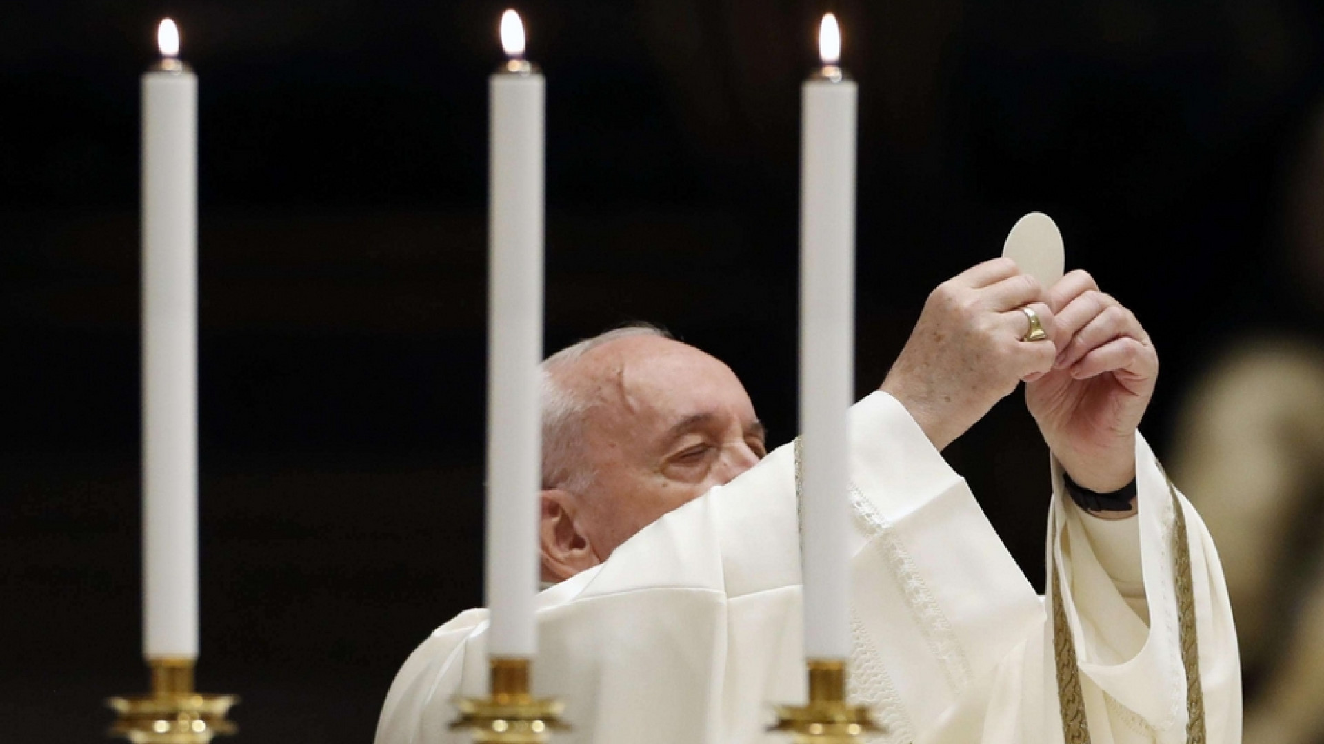 Il Papa: la Veglia Pasquale ci dona il diritto alla speranza e al coraggio