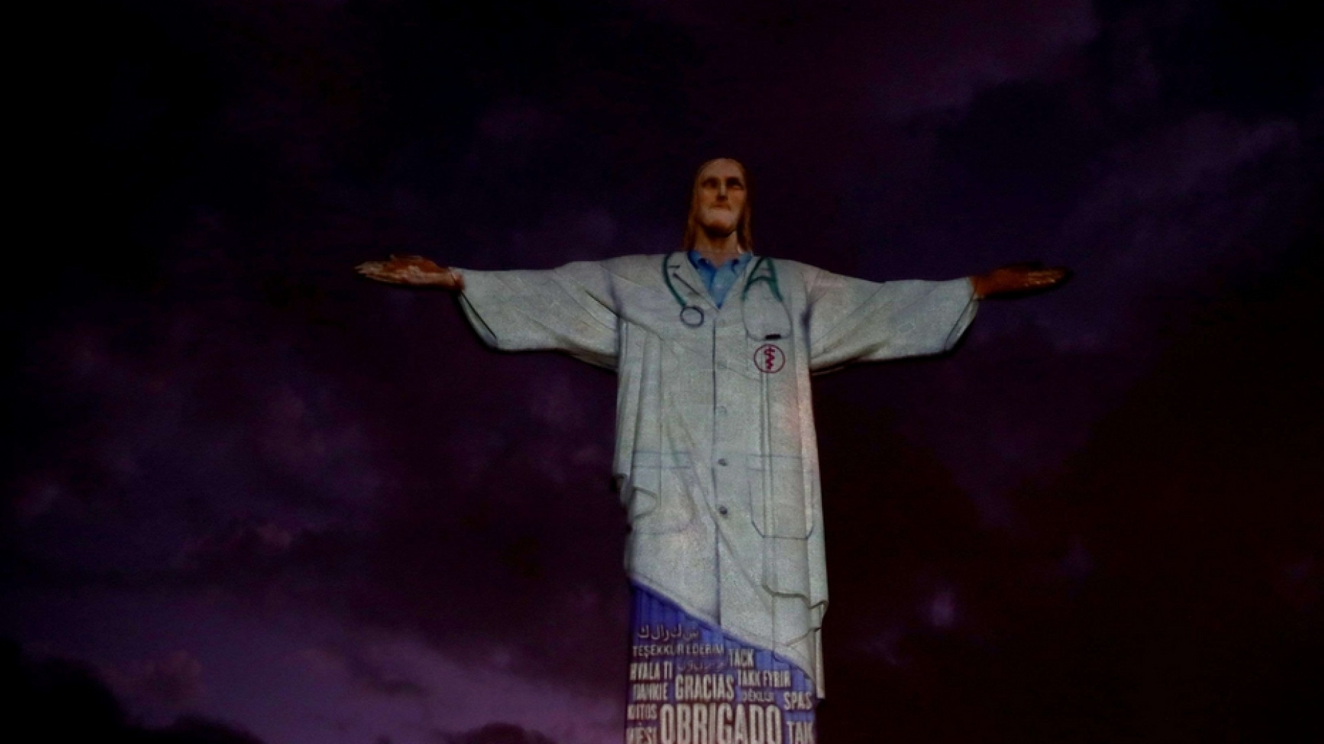 Brasile, l'omaggio della Chiesa ai medici: il Cristo di Rio con il camice