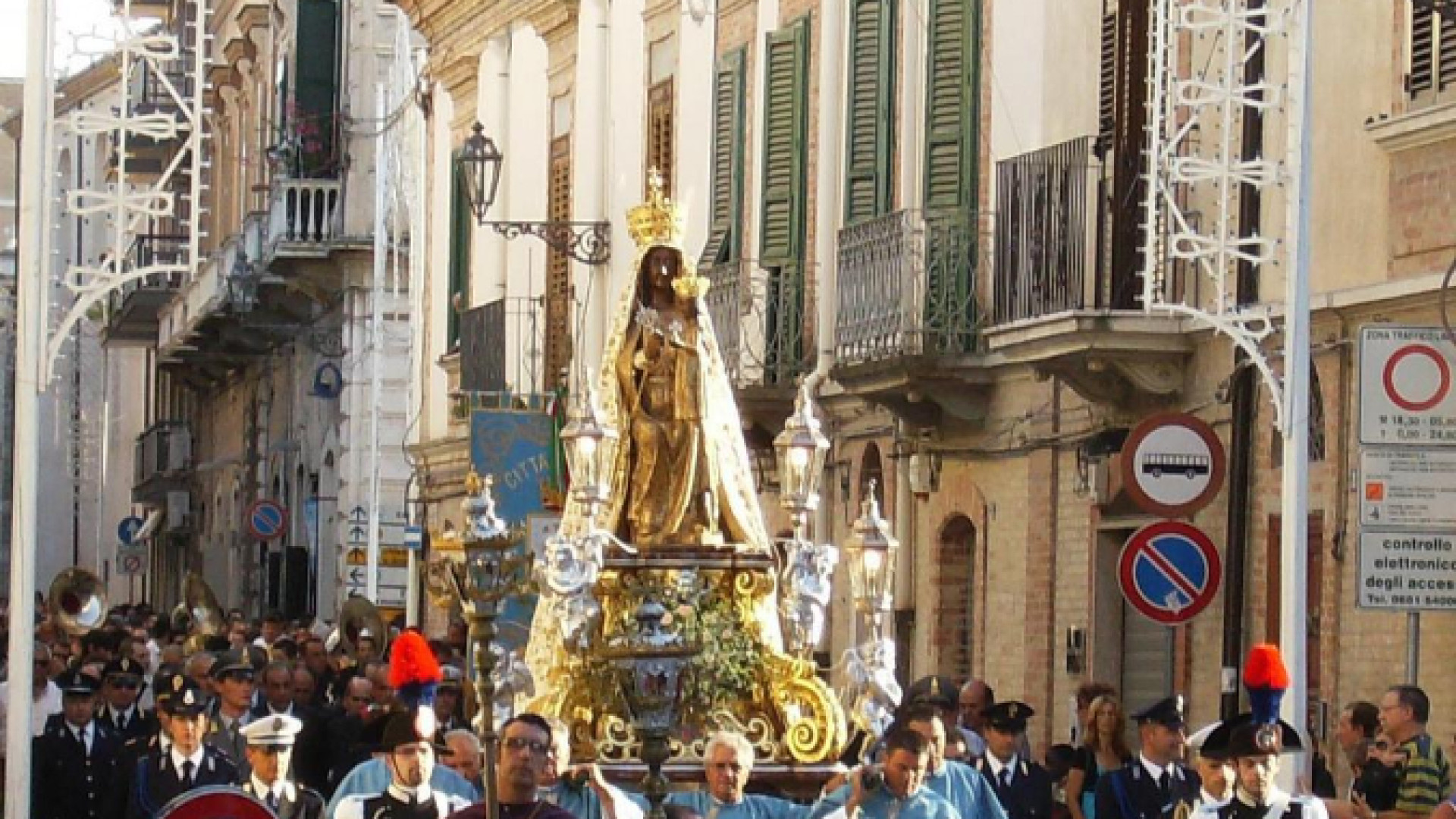 I vescovi pugliesi: solo liturgie, no a processioni per le feste patronali