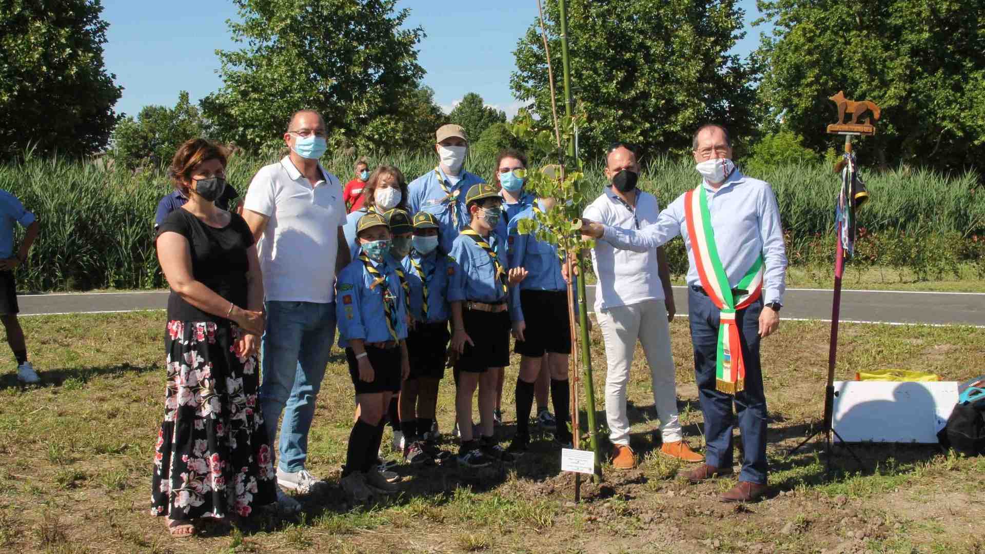 Gli scout fanno festa piantando cinque platani