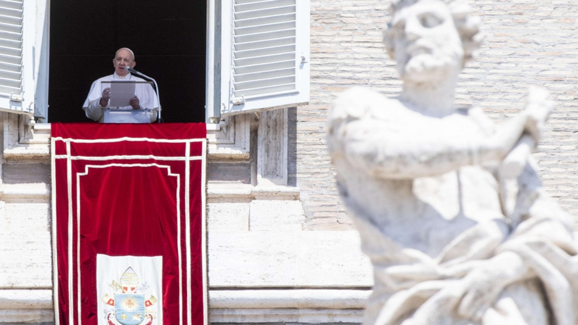 L'appello del Papa: si rilanci il lavoro, le famiglie e la società soffrono