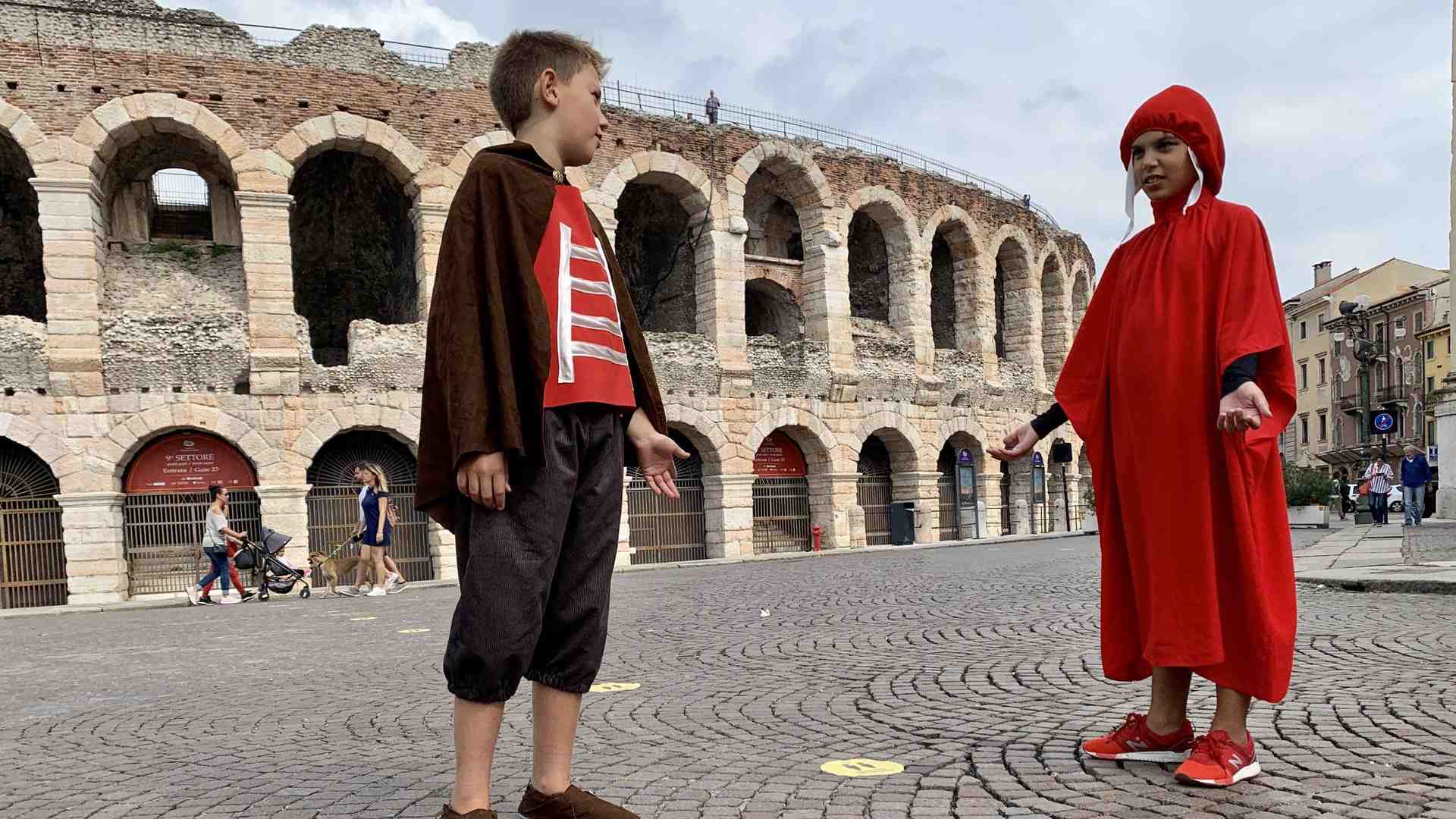 Bambini e bambine in scena con la vita di Dante