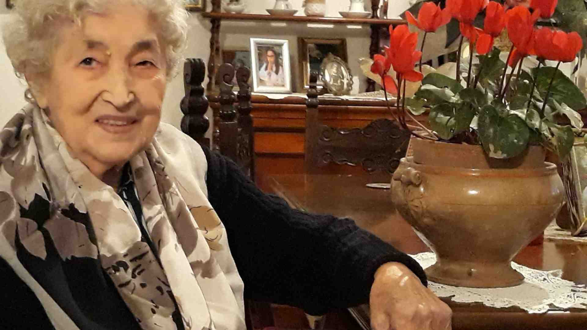 Tira la sfoglia per le tagliatelle: così non le pesano i 105 anni