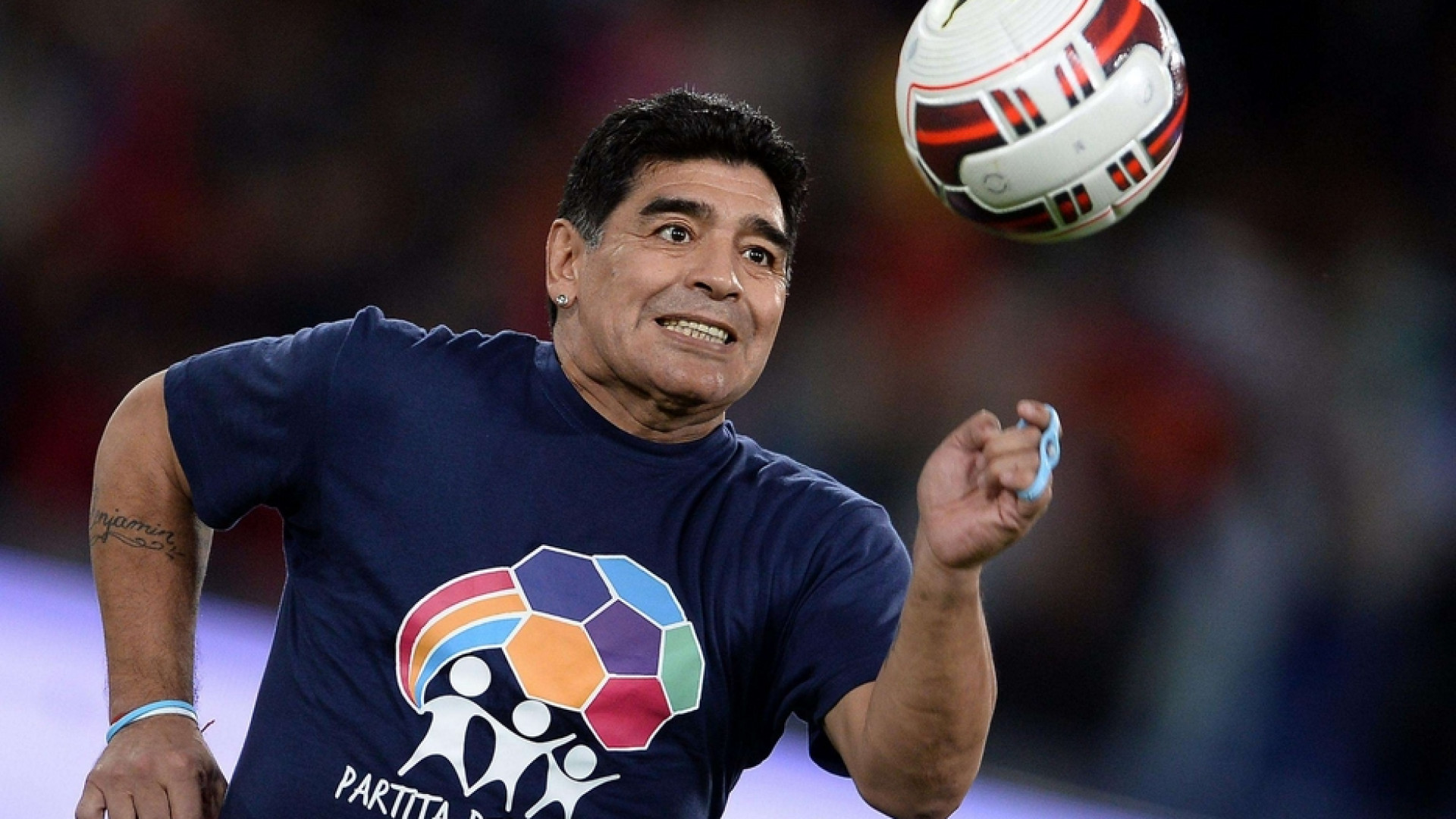 Maradona non morirà mai per davvero. Il bambino infinito a cui essere grati