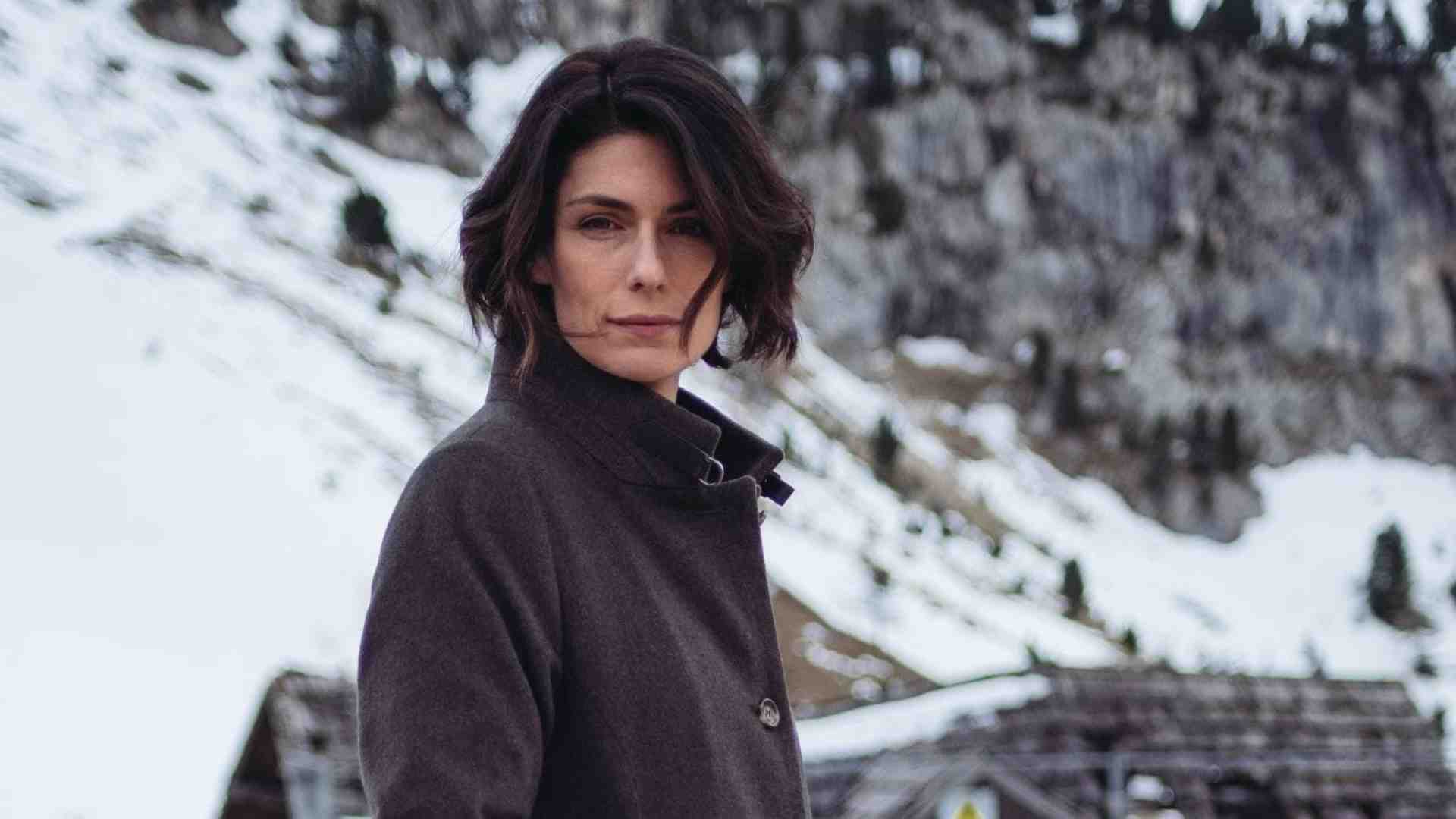 Una famiglia fugge, ma tante restano davanti al televisore