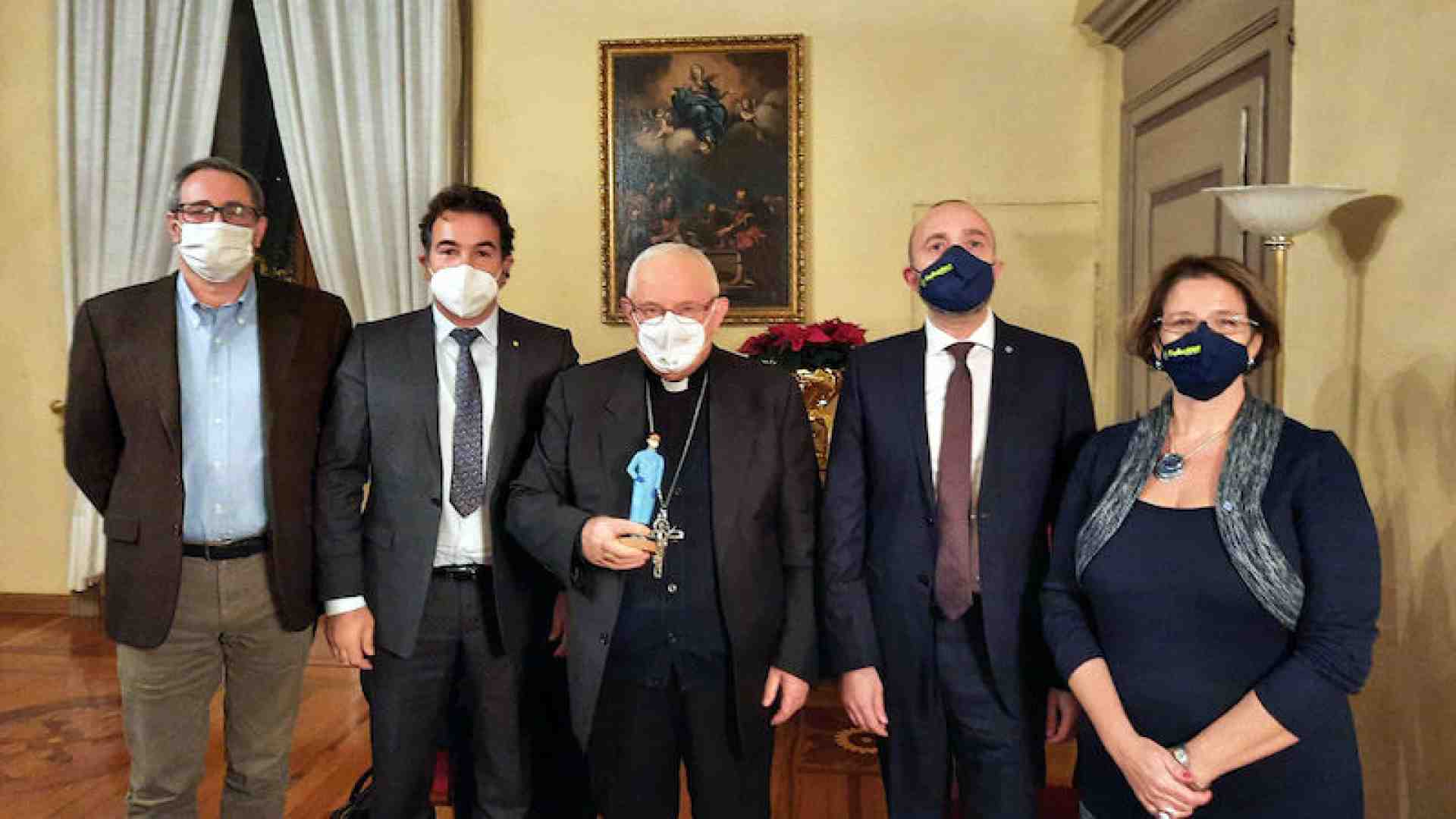 L’infermiera anti-Covid del presepe 2020 donata al Vescovo di Verona
